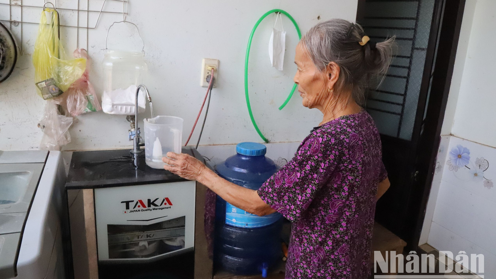 Phụ nữ ở xã Ea Wer, huyện Buôn Đôn, tỉnh Đắk Lắk được tiếp cận với nước sạch trong sinh hoạt.
