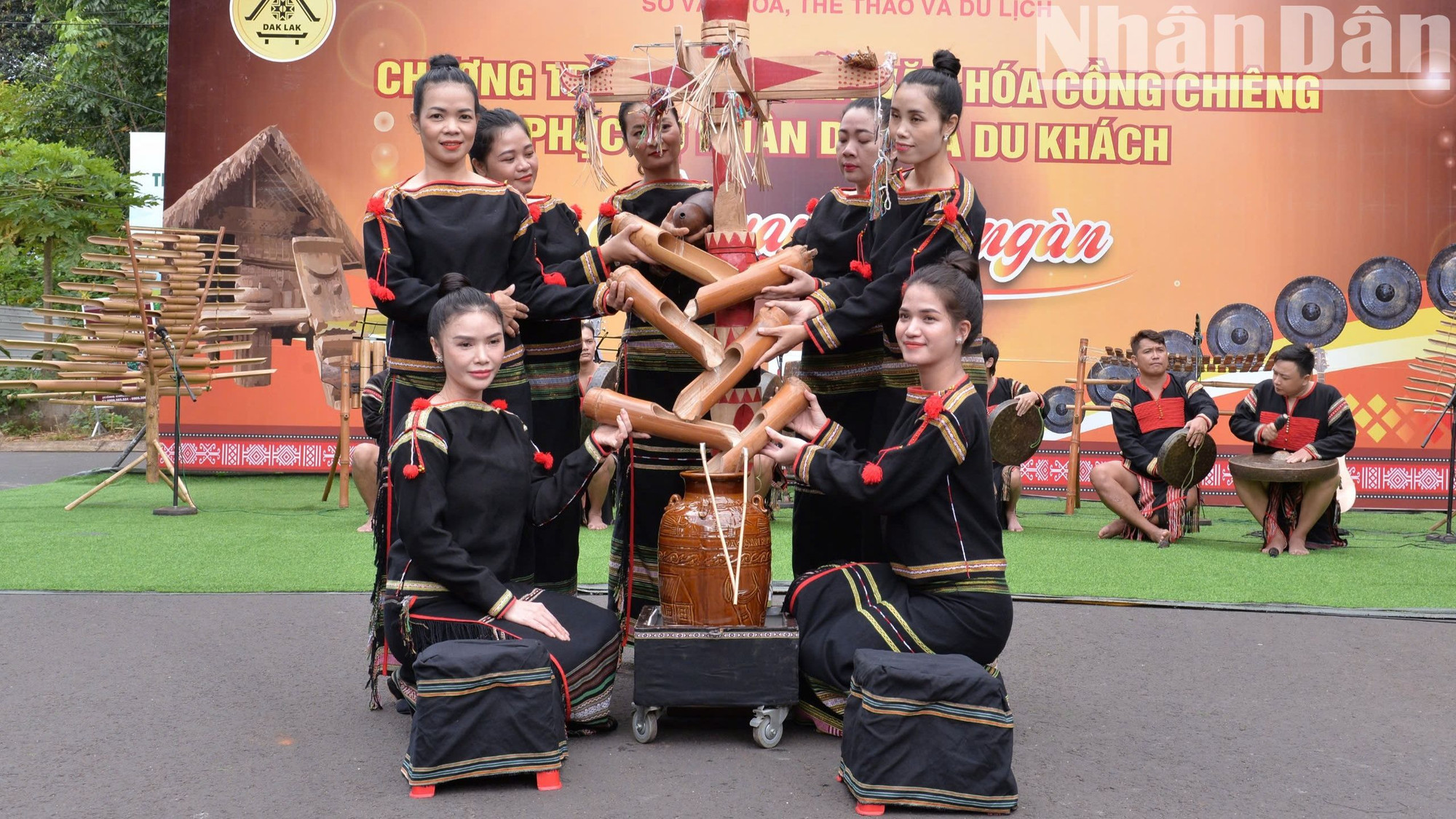 Các cô gái Ê Đê rót nước mời du khách uống rượu cần. Uống rượu cần là một nét văn hóa ẩm thực rất đặc trưng và độc đáo của người Tây Nguyên. Ngoài ý nghĩa tâm linh, nó còn biểu hiện tính tập thể của cộng đồng, lòng mến khách của những người dân nơi đây.