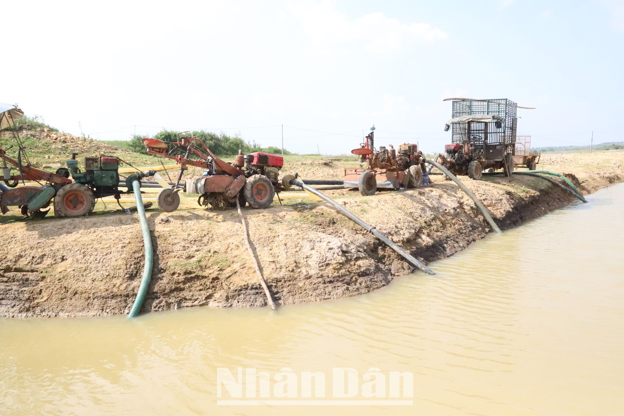 Cùng với sự nỗ lực của các cấp, các ngành, các đơn vị và các địa phương, người nông dân ở Đắk Lắk cũng nỗ lực chung tay bơm nước chống hạn cứu cây trồng.