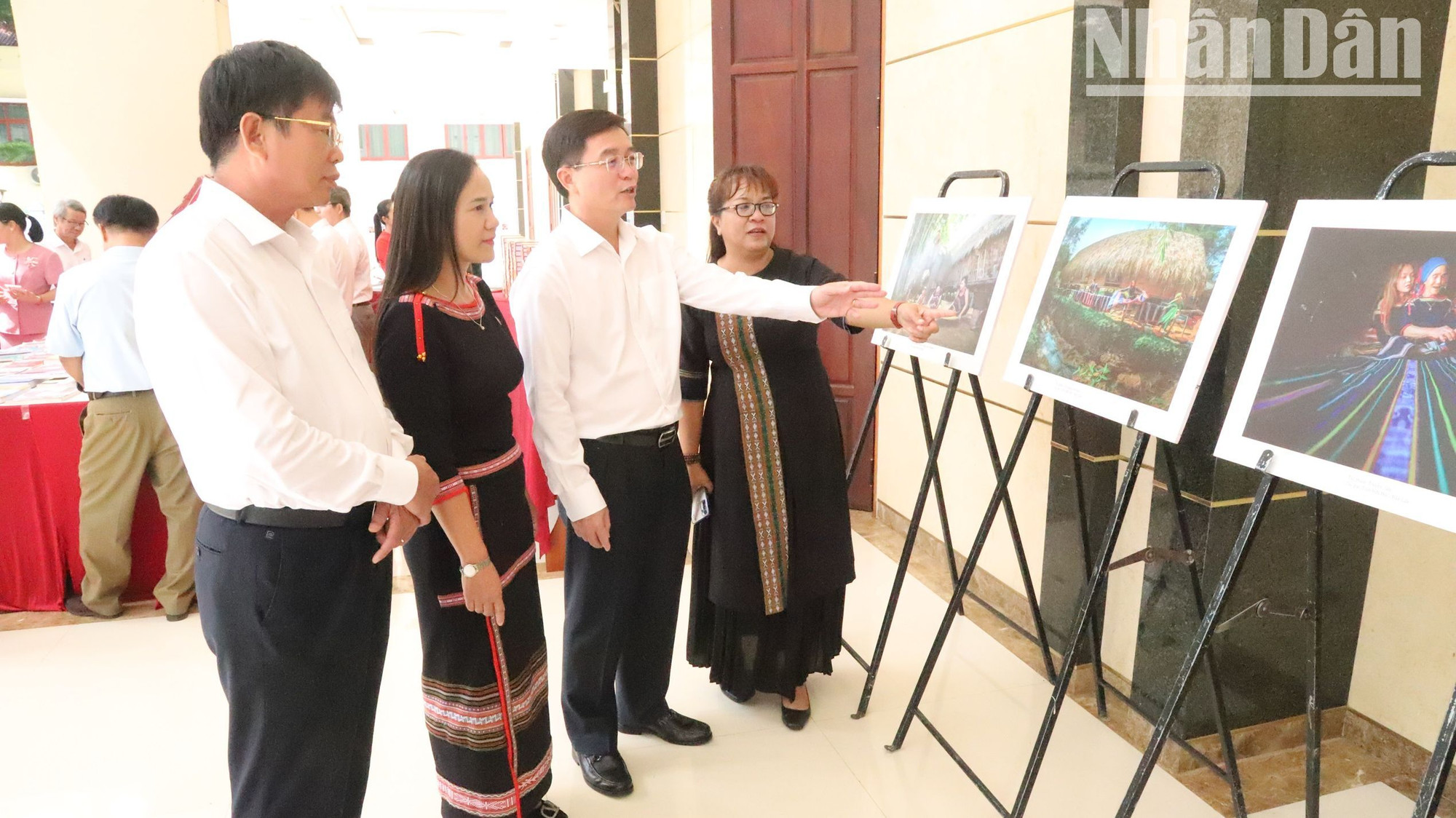 Các đại biểu thăm quan các tác phẩm ảnh nghệ thuật được trưng bày bên lề hội nghị.