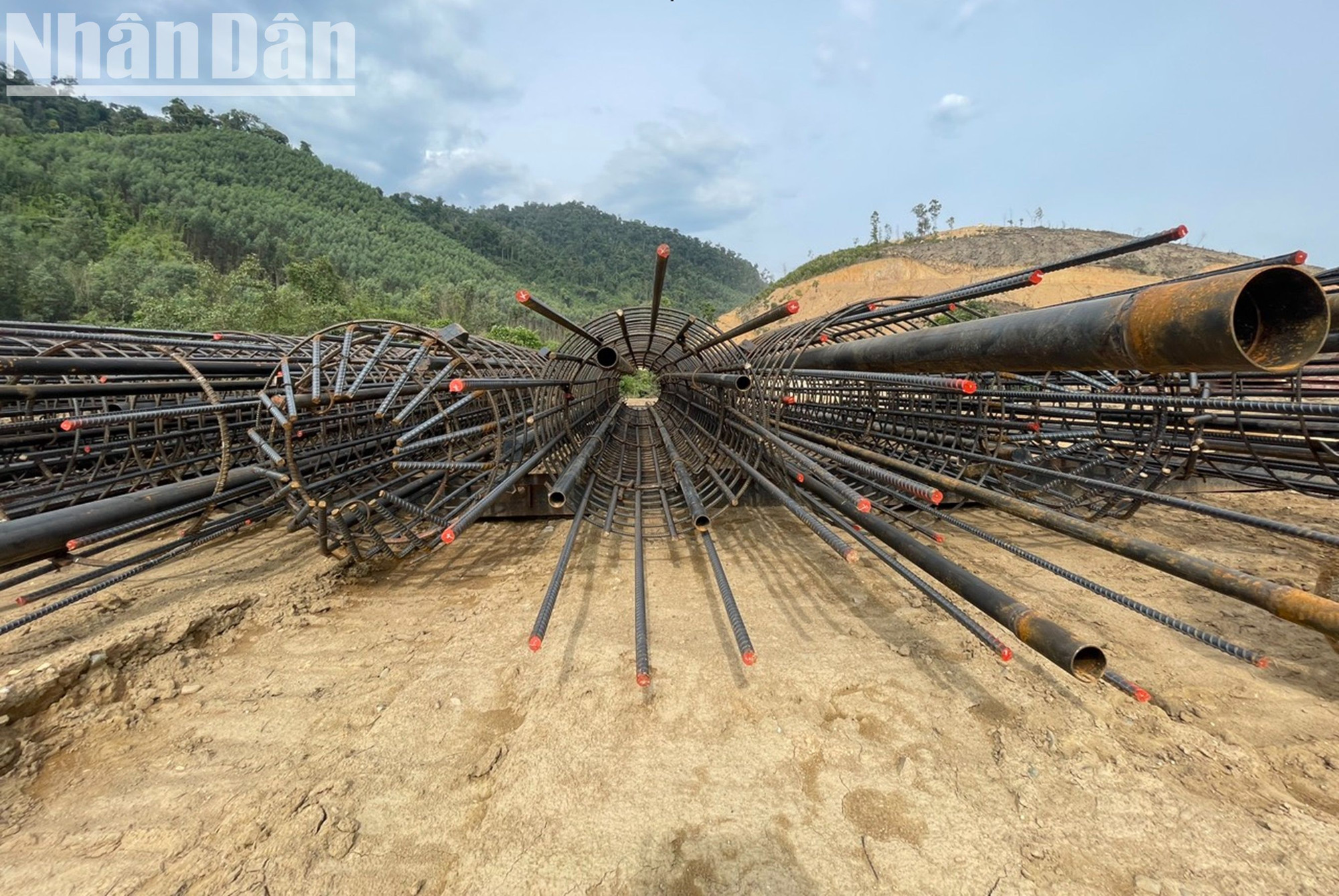 Sắt thép phục vụ thi công cầu thuộc gói thầu XL01 cao tốc Khánh Hòa-Buôn Ma Thuột đã sẵn sàng. Sắt thép phục vụ thi công cầu thuộc gói thầu XL01 cao tốc Khánh Hòa-Buôn Ma Thuột đã sẵn sàng.