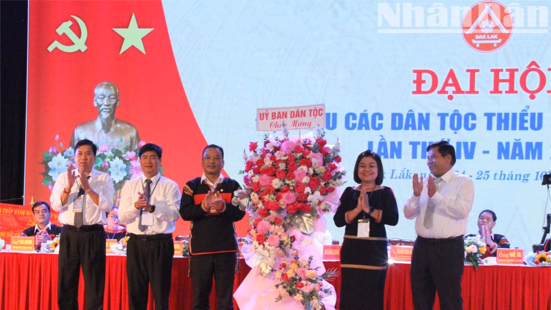 Thứ trưởng, Phó Chủ nhiệm Ủy ban Dân tộc Y Thông Niê tặng lẵng hoa của Ủy ban Dân tộc chúc mừng đại hội.