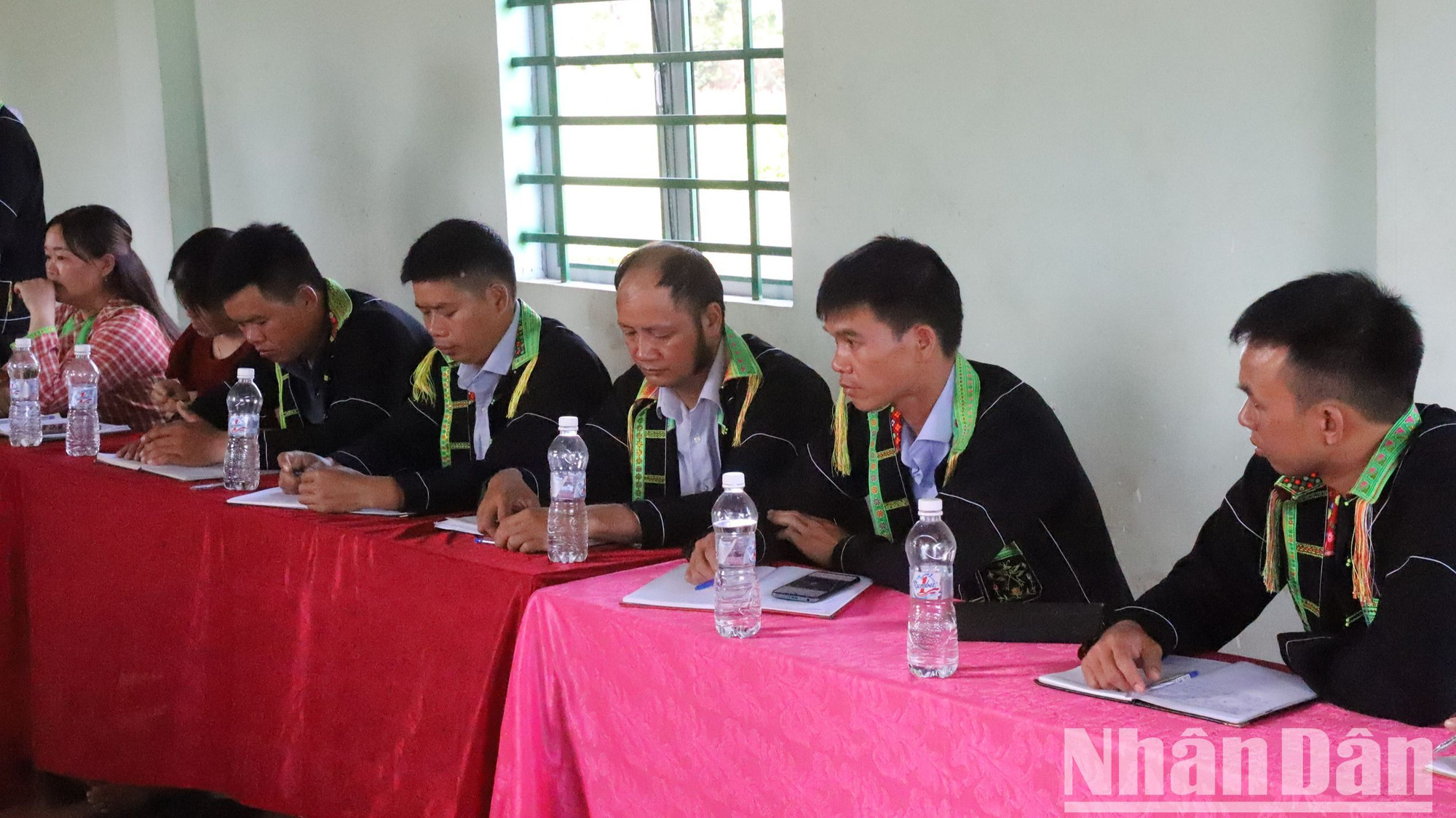 Dù vào sinh sống ở Đắk Lắk đã lâu nhưng đồng bào Nùng ở thôn 1B, xã Ea Siên, thị xã Buôn Hồ vẫn gìn giữ và bảo tồn trang phục truyền thống của dân tộc mình.