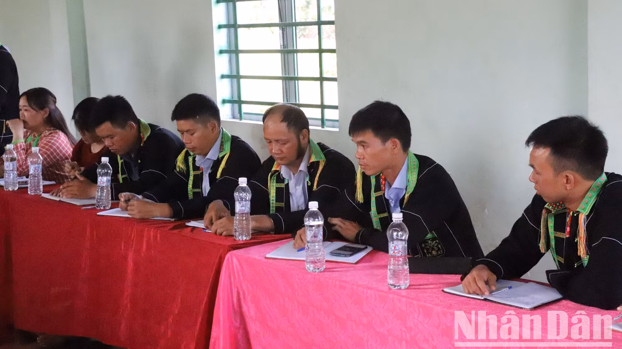 Dù vào sinh sống ở Đắk Lắk đã lâu nhưng đồng bào Nùng ở thôn 1B, xã Ea Siên, thị xã Buôn Hồ vẫn gìn giữ và bảo tồn trang phục truyền thống của dân tộc mình.