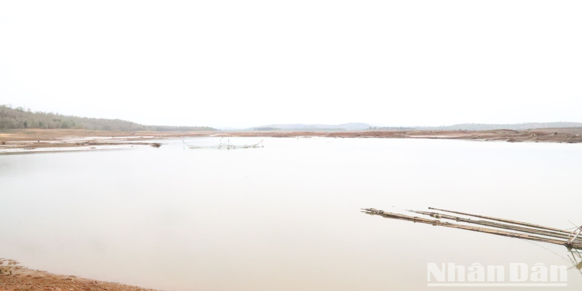 Hồ Ea Súp Thượng có diện tích mặt nước rộng 1.400ha với lượng nước chứa hơn 146 triệu m3, đây là một trong những hồ thủy lợi có lượng nước chứa lớn nhất tỉnh Đắk Lắk hiện nay.