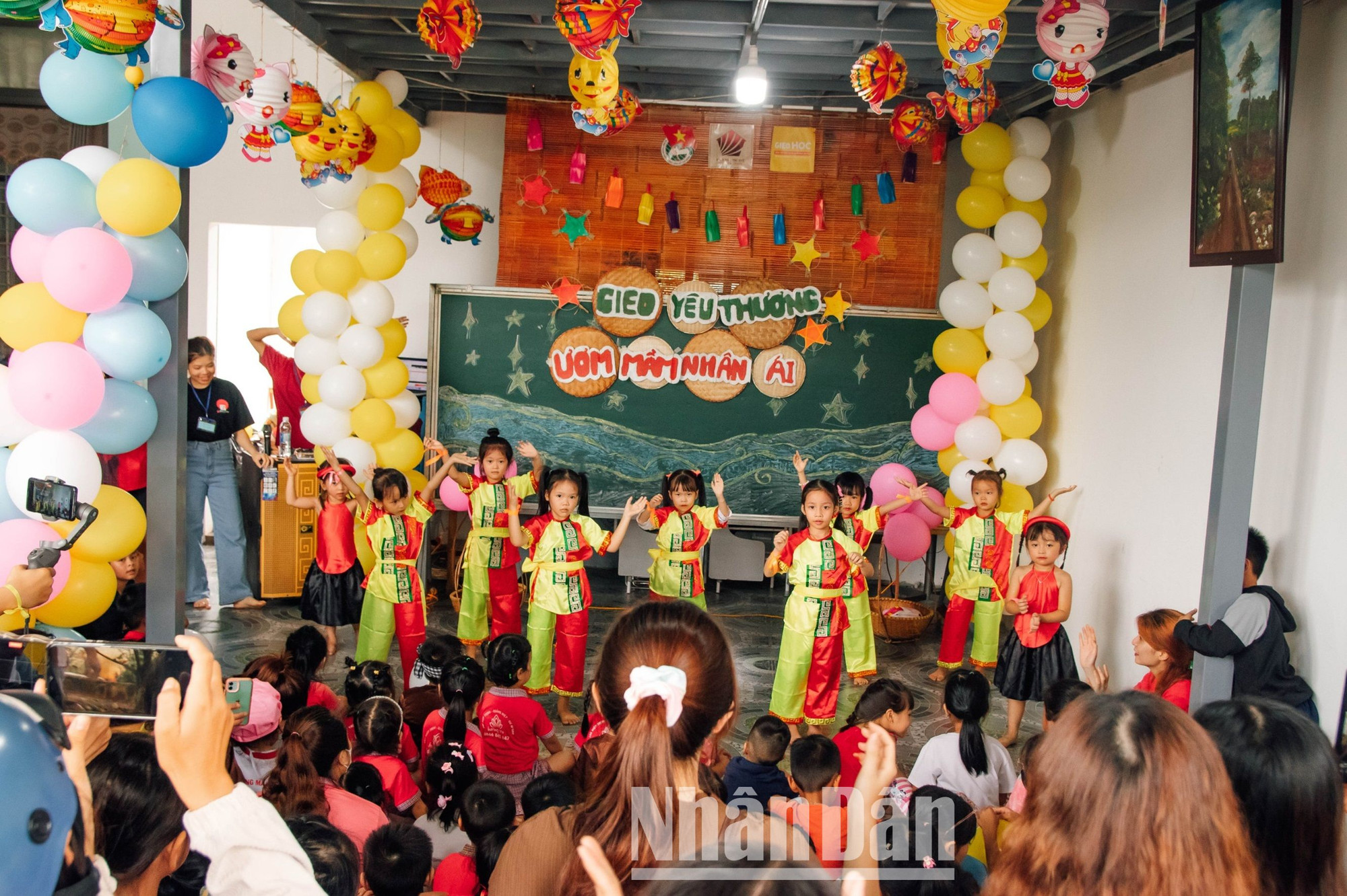 Đến với Ngôi nhà trí tuệ của vợ chồng thầy Mai Văn Chuyền và cô Vũ Thị Nhung, ngoài học tập các em học sinh còn được vui chơi nâng cao các kỹ năng sống.