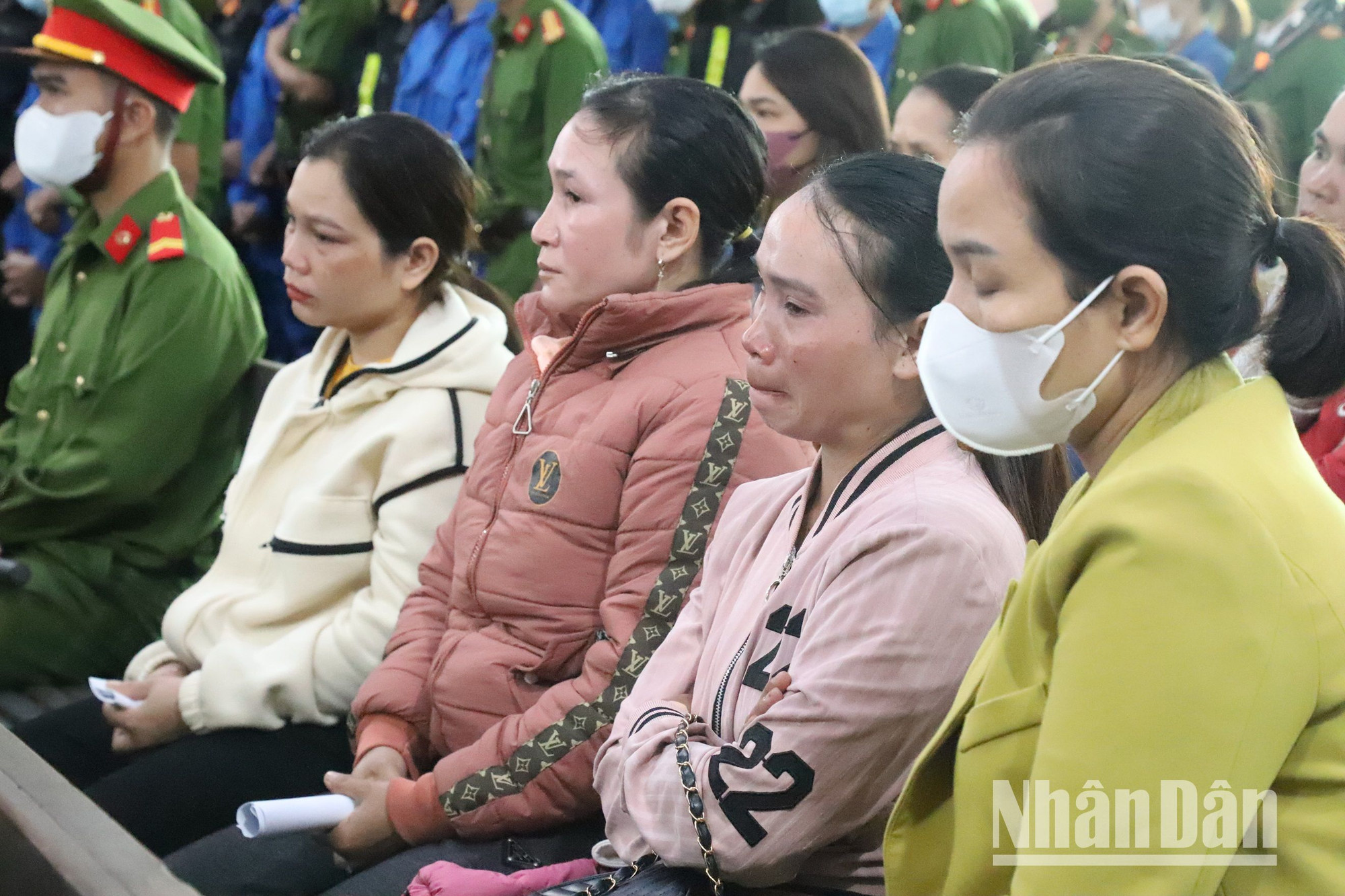 Những người đại diện hợp pháp của các bị cáo.