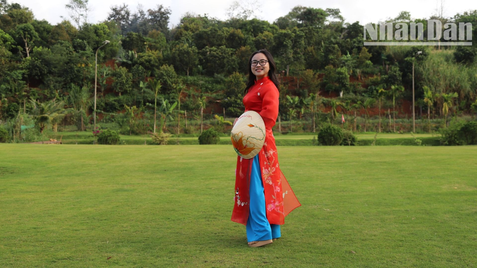 Thành viên Câu lạc bộ Di sản áo dài Việt Nam tỉnh Đắk Lắk thiết tha trong tà áo dài truyền thống.