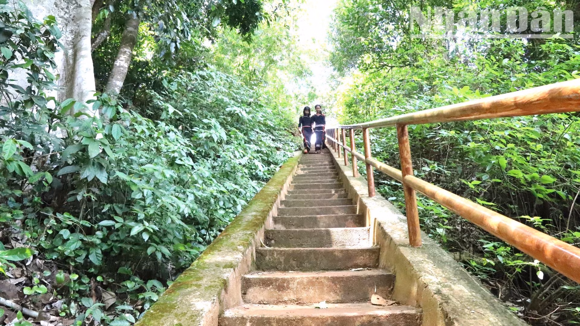 Những cô gái Ê Đê xuống bến nước lấy nước. Những cô gái Ê Đê xuống bến nước lấy nước.