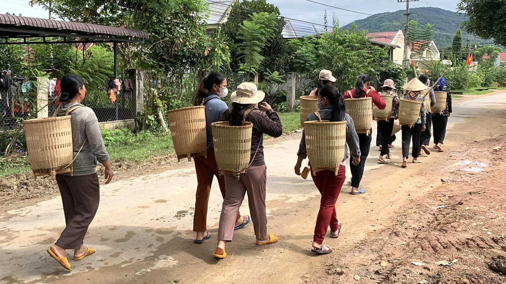 Ở các buôn làng đồng bào dân tộc thiểu số, người phụ nữ vẫn chịu nhiều thiệt thòi hơn nam giới.