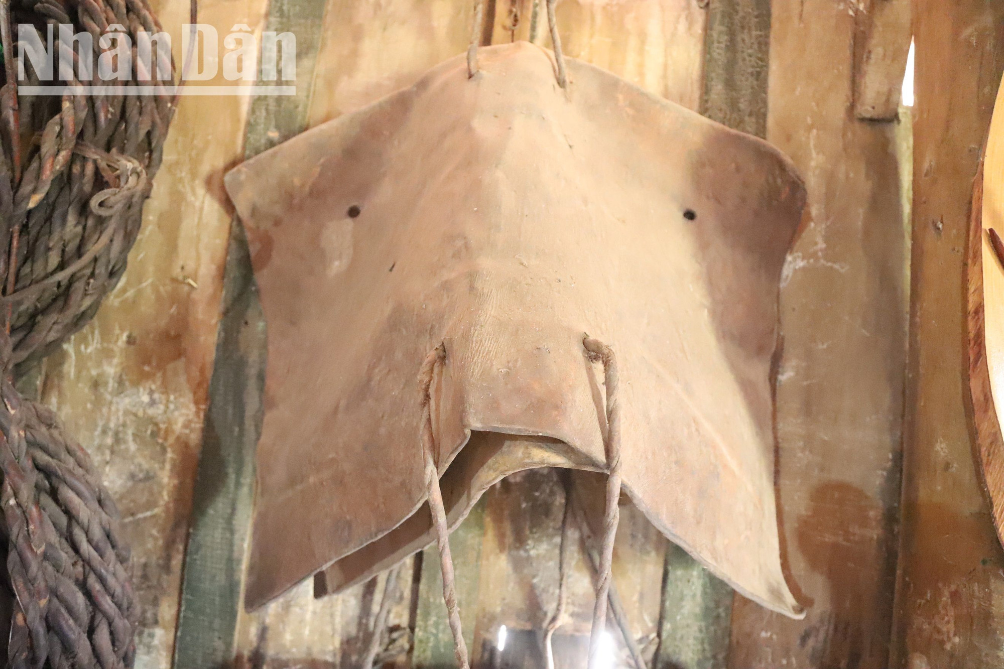 Đây là tấm nệm lót được làm từ da trâu rừng để đặt bành trên lưng voi mỗi khi đi săn voi. Thông thường nệm lót lưng voi được lấy từ vỏ cây lộc vừng đập xốp phơi khô. Vì vậy, tấm nệm lót này được làm từ da trâu rừng chỉ được dùng cho thợ săn đã có kinh nghiệm và phải săn được 72 con voi trở lên mới được ngồi trên tấm nệm này. Đây là tấm nệm lót được làm từ da trâu rừng để đặt bành trên lưng voi mỗi khi đi săn voi. Thông thường nệm lót lưng voi được lấy từ vỏ cây lộc vừng đập xốp phơi khô. Vì vậy, tấm nệm lót này được làm từ da trâu rừng chỉ được dùng cho thợ săn đã có kinh nghiệm và phải săn được 72 con voi trở lên mới được ngồi trên tấm nệm này.