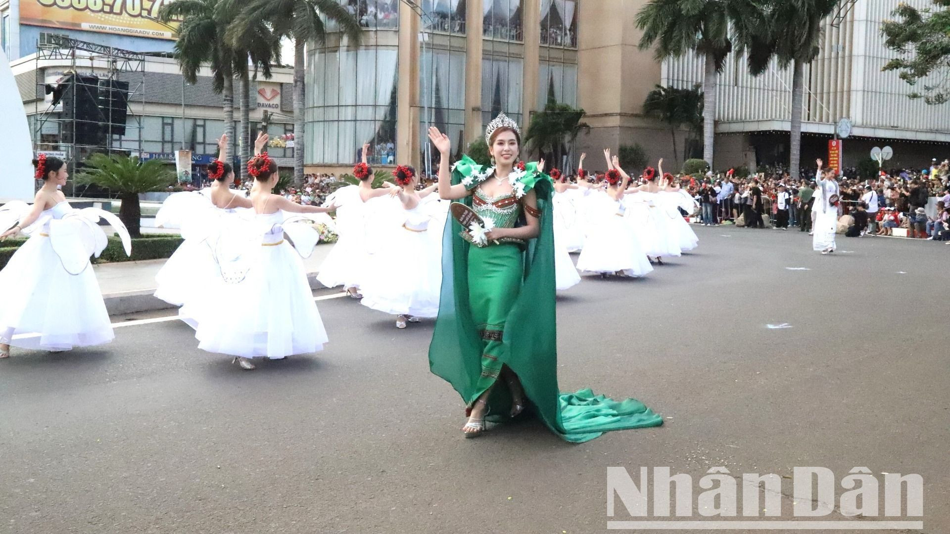 Hoa hậu Đại sứ du lịch Việt Nam năm 2024 – Đinh Thị Hoa, đại sứ truyền thông của lễ hội trong trang phục sắc màu cây cà-phê để quảng bá cà-phê Buôn Ma Thuột.