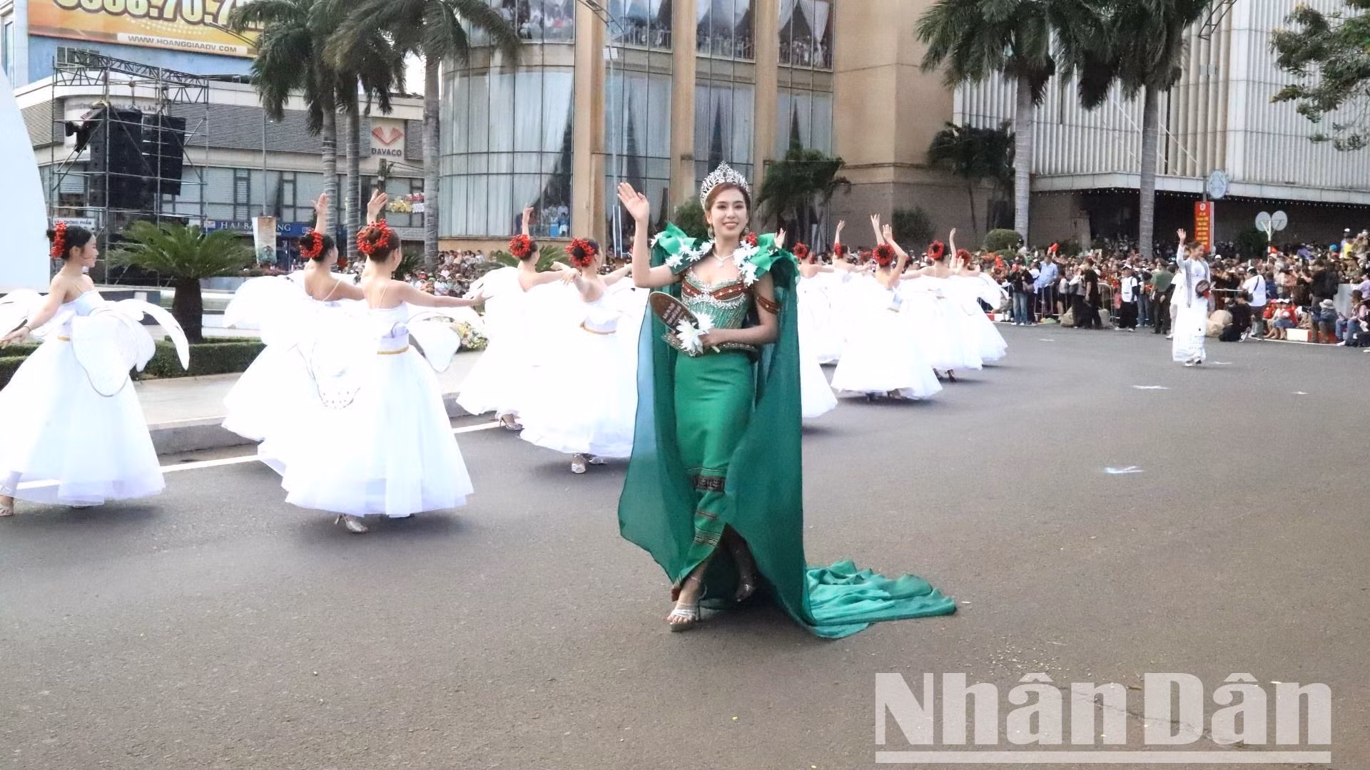 Hoa hậu Đại sứ du lịch Việt Nam năm 2024 – Đinh Thị Hoa, đại sứ truyền thông của lễ hội trong trang phục sắc màu cây cà-phê để quảng bá cà-phê Buôn Ma Thuột.