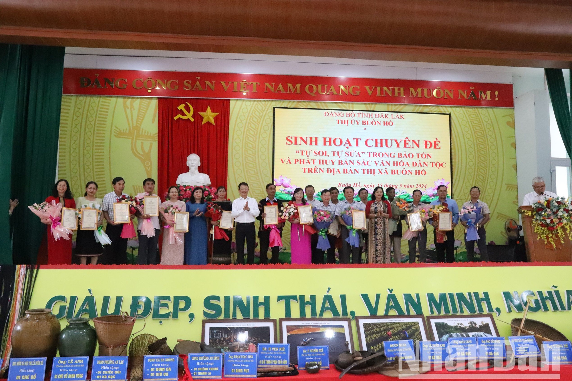 Lãnh đạo thị xã Buôn Hồ trao giấy chứng nhận cho các tổ chức và cá nhân trong và ngoài thị xã hiến tặng các tài liệu, hiện vật, kỷ vật, hình ảnh có giá trị văn hóa truyền thống của đồng bào các dân tộc thiểu số, liên quan đến quá trình hình thành và phát triển thị xã Buôn Hồ, góp phần bảo tồn và phát huy bản sắc văn hóa các dân tộc thị xã Buôn Hồ.