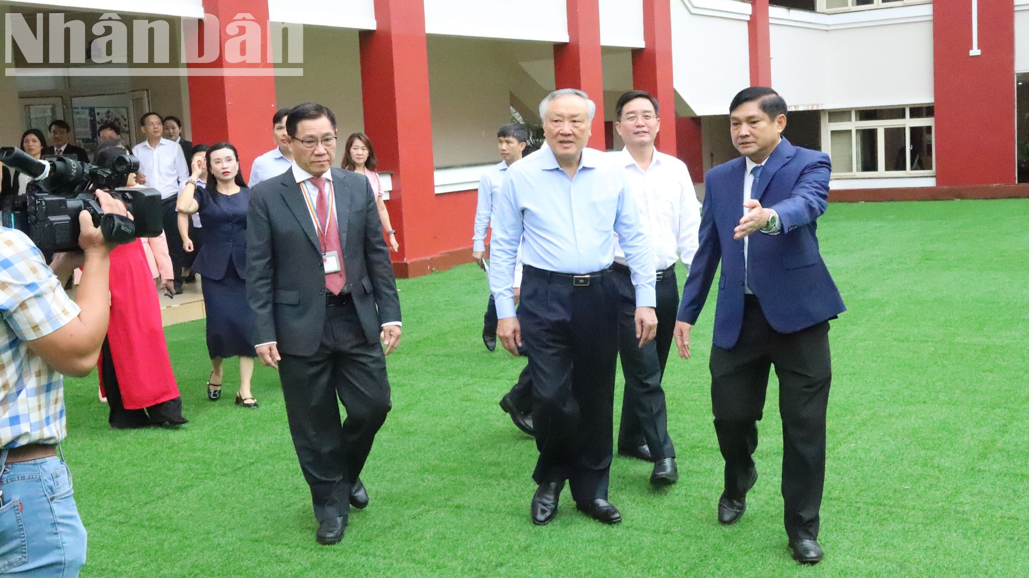 Phó Thủ tướng Thường trực Chính phủ Nguyễn Hòa Bình thăm cơ sở vật chất Trường Hoàng Việt.