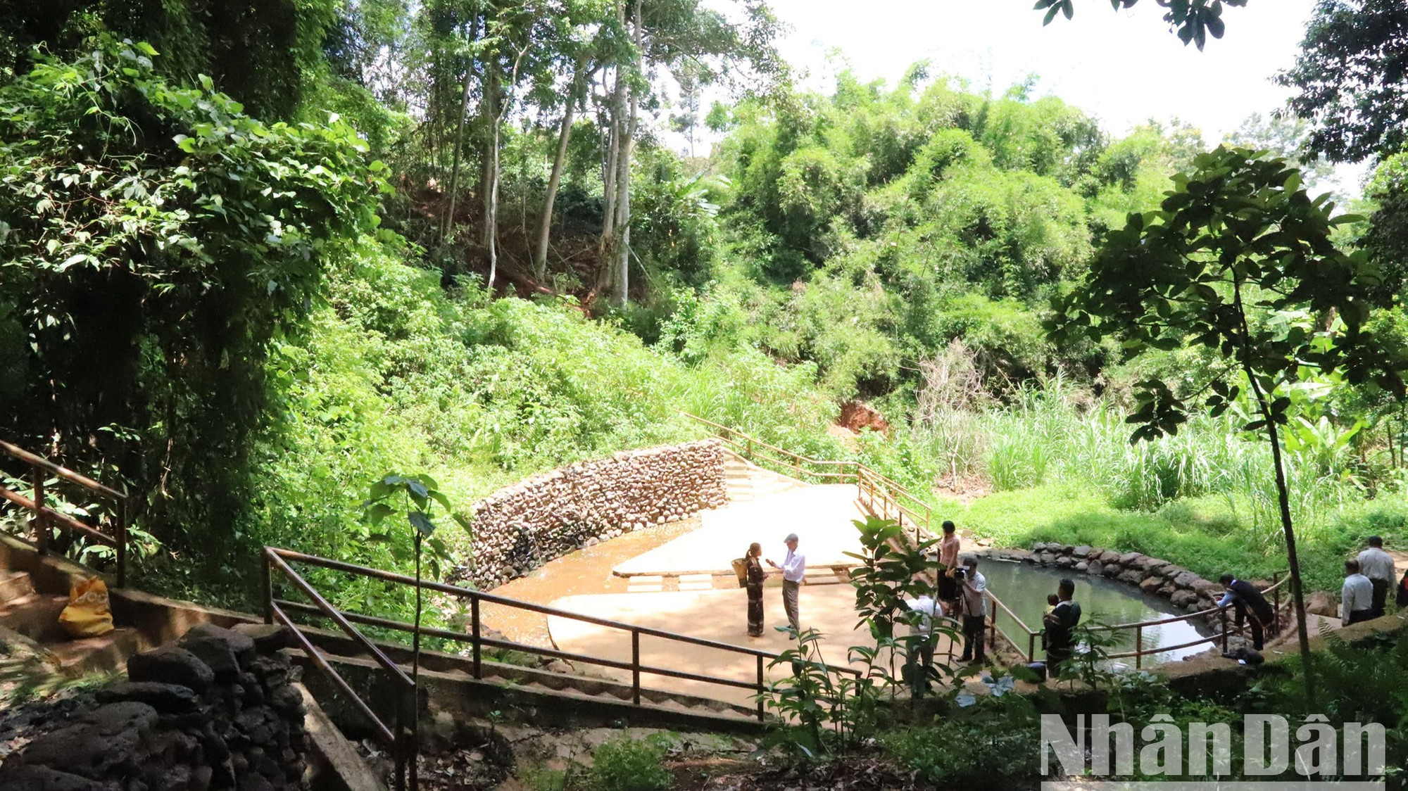 Đồng bào dân tộc Ê Đê ở buôn Klia, phường Đạt Hiếu, thị xã Buôn Hồ tôn tạo và bảo tồn bến nước truyền thống của dân tộc mình.