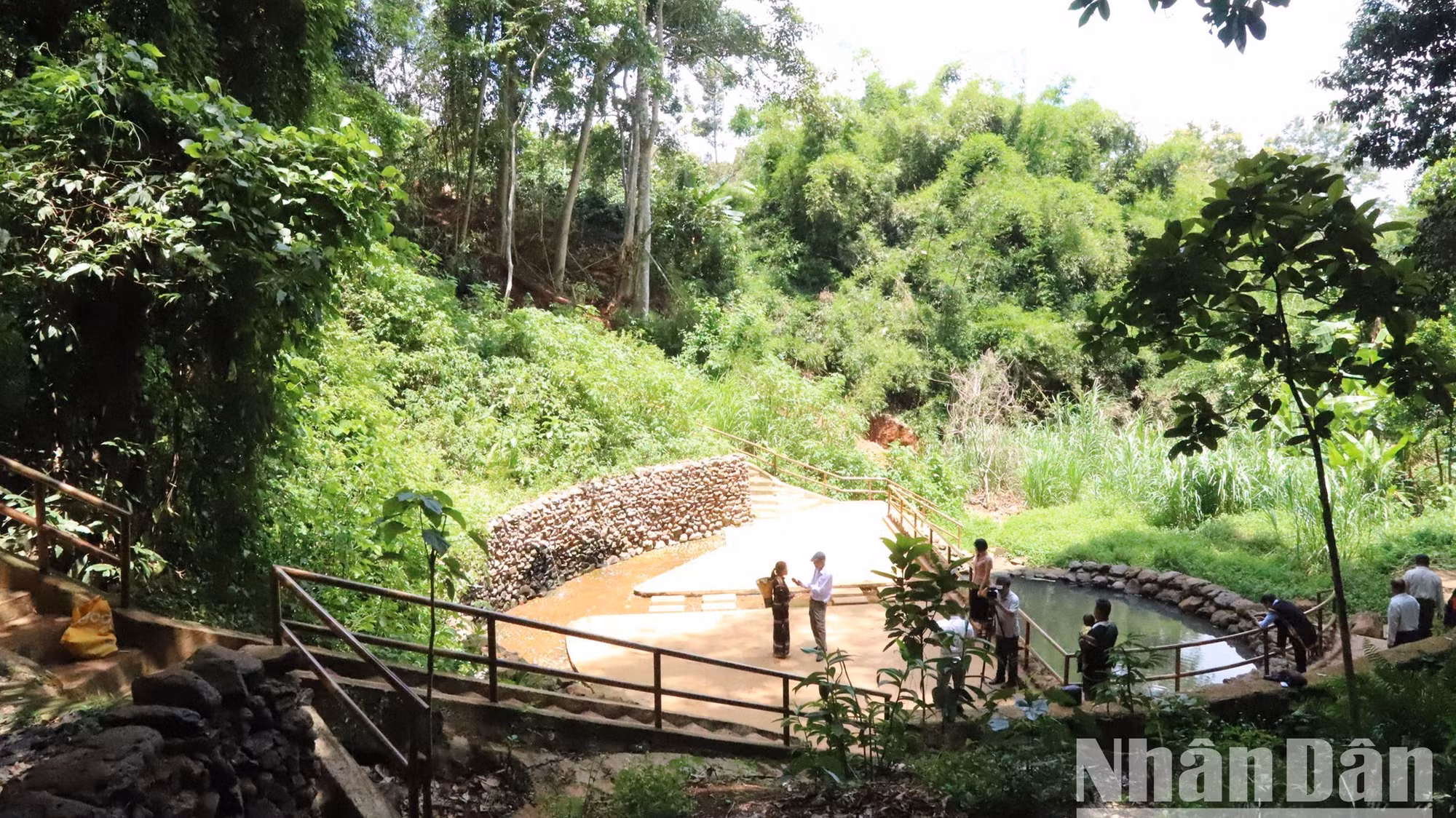 Đồng bào dân tộc Ê Đê ở buôn Klia, phường Đạt Hiếu, thị xã Buôn Hồ tôn tạo và bảo tồn bến nước truyền thống của dân tộc mình.