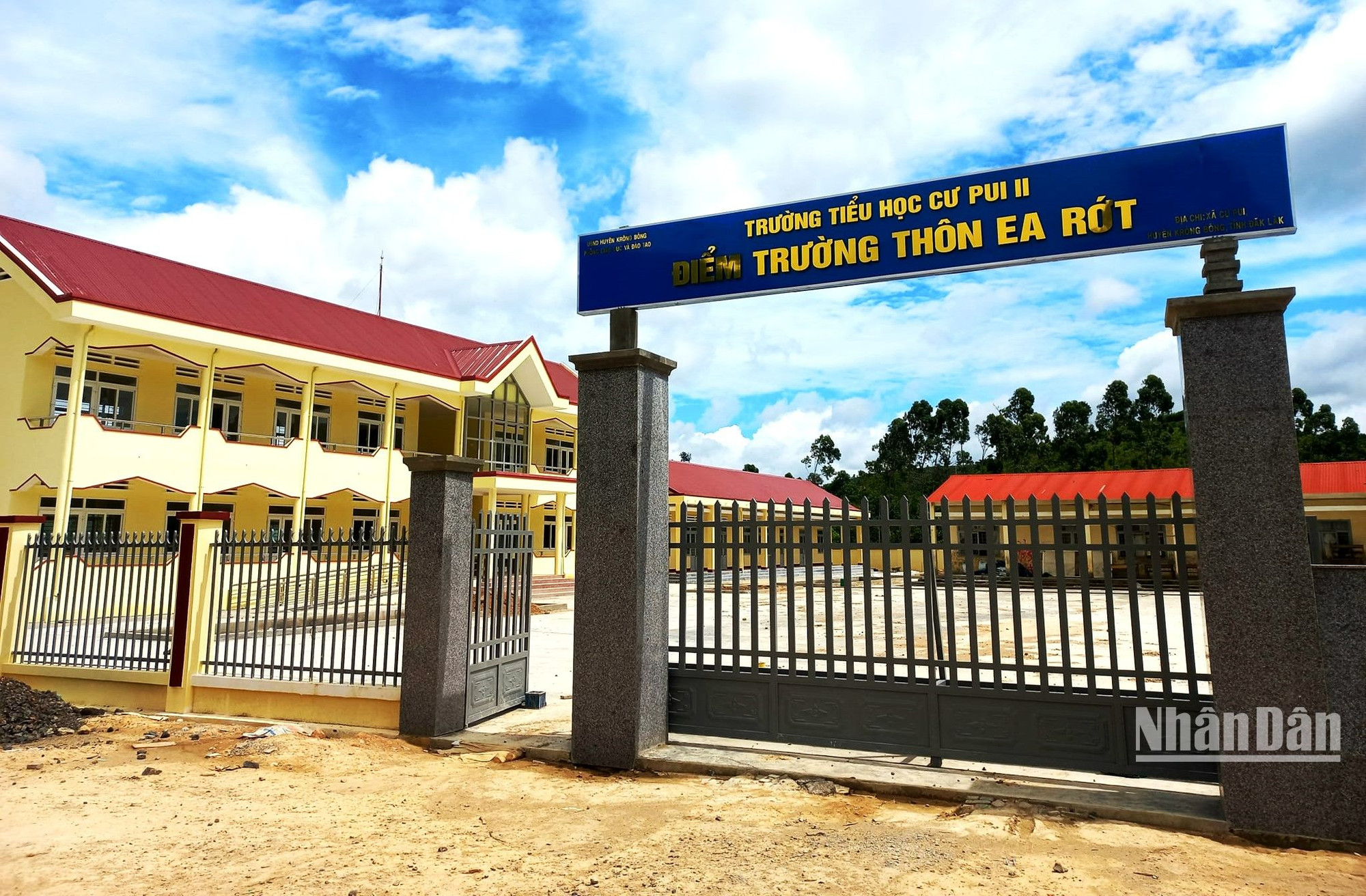 Trường học được xây dựng khang trang tại thôn Ea Rớt, xã Cư Pui, huyện Krông Bông, thôn chủ yếu đồng bào Mông di cư tự do vào sinh sống.