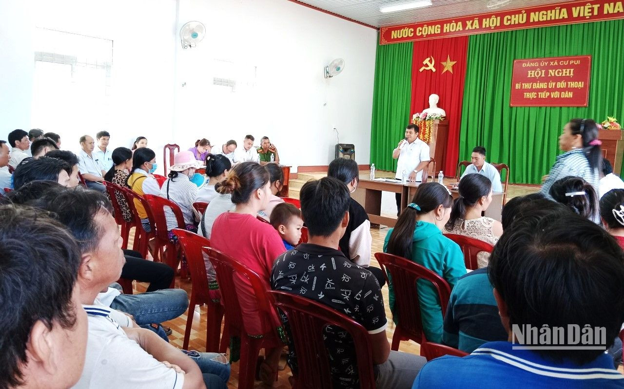 Bí thư Đảng ủy xã Cư Pui, huyện Krông Bông đối thoại với nhân dân trong năm 2022.