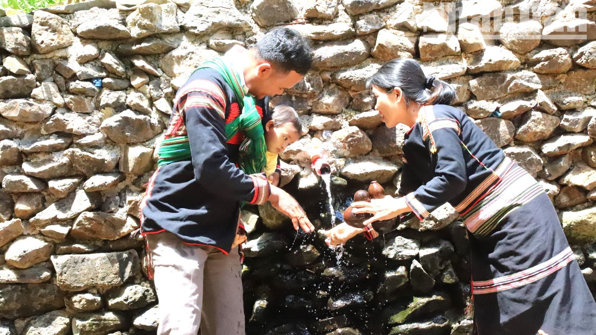 Một gia đình người Ê Đê ở buôn Kli A, phường Đạt Hiếu, thị xã Buôn Hồ lấy nước ở bến nước về sinh hoạt.