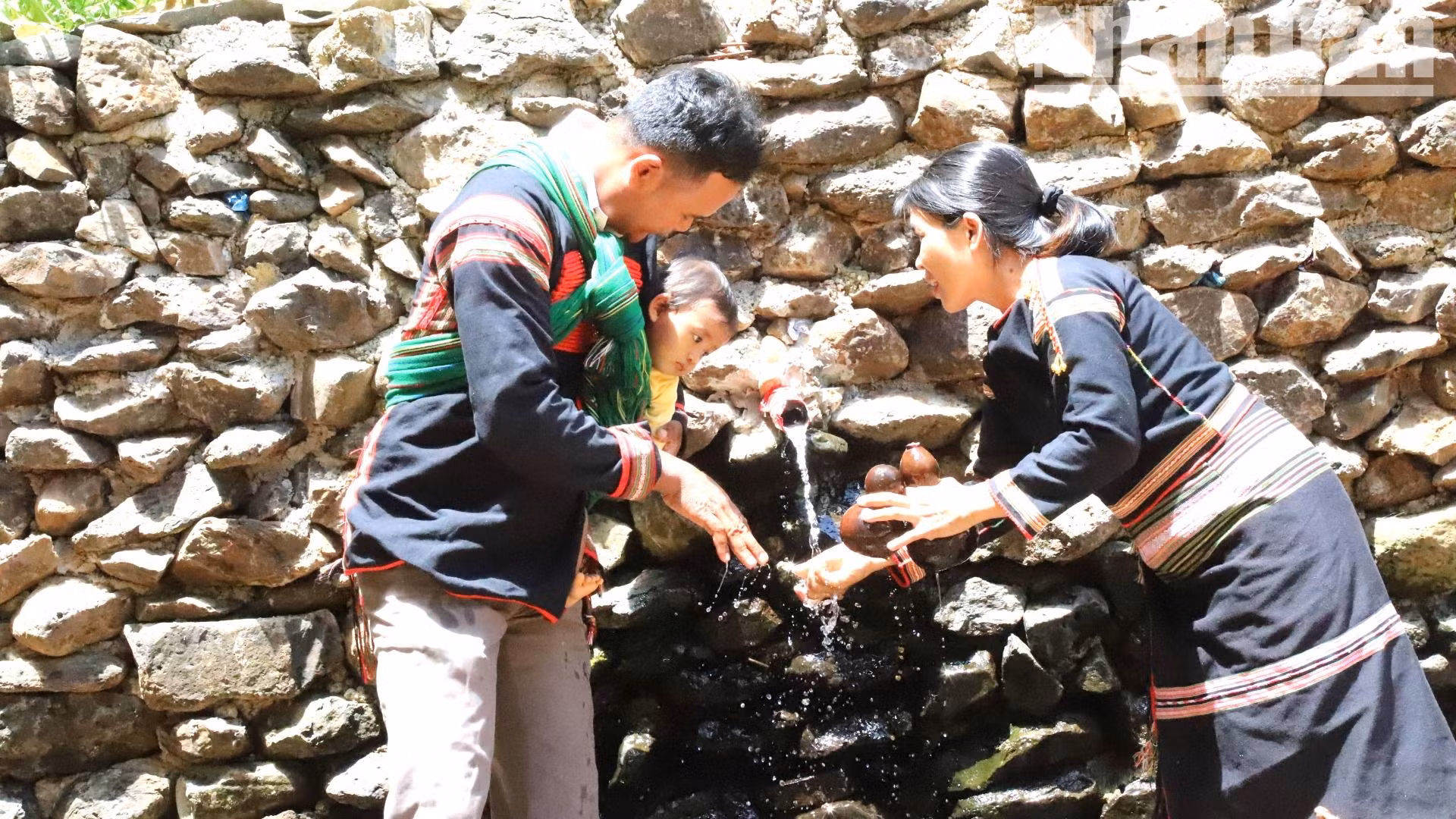 Một gia đình người Ê Đê ở buôn Kli A, phường Đạt Hiếu, thị xã Buôn Hồ lấy nước ở bến nước về sinh hoạt.