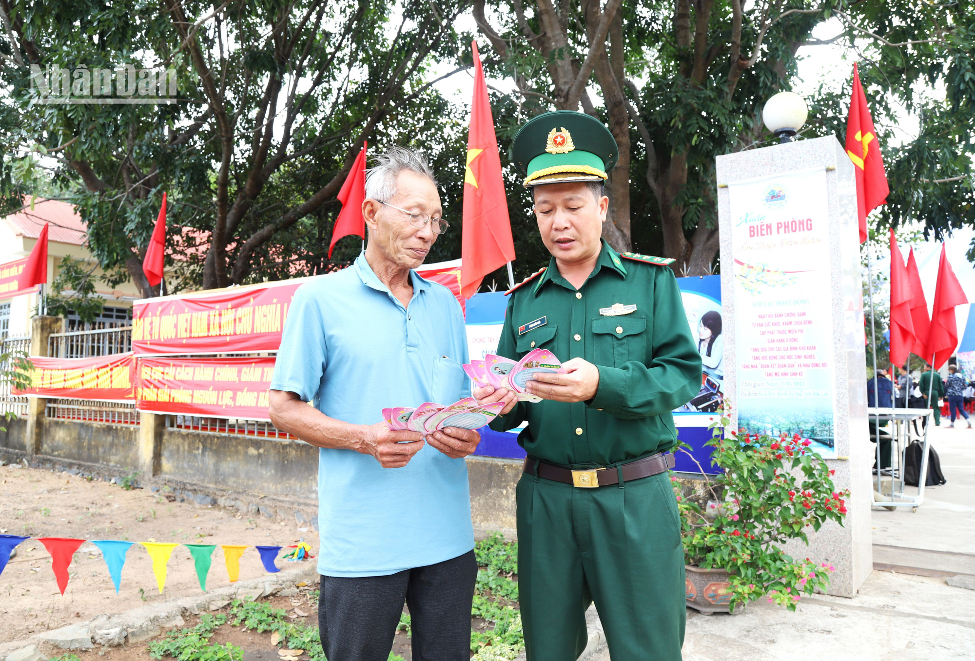 Cán bộ Bộ đội Biên phòng tỉnh Đắk Lắk hướng dẫn nhân dân xã biên giới Ia Rvê, huyện Ea Súp nhận biết các thủ đoạn hoạt động của các loại tội phạm trên khu vực biên giới. Cán bộ Bộ đội Biên phòng tỉnh Đắk Lắk hướng dẫn nhân dân xã biên giới Ia Rvê, huyện Ea Súp nhận biết các thủ đoạn hoạt động của các loại tội phạm trên khu vực biên giới.