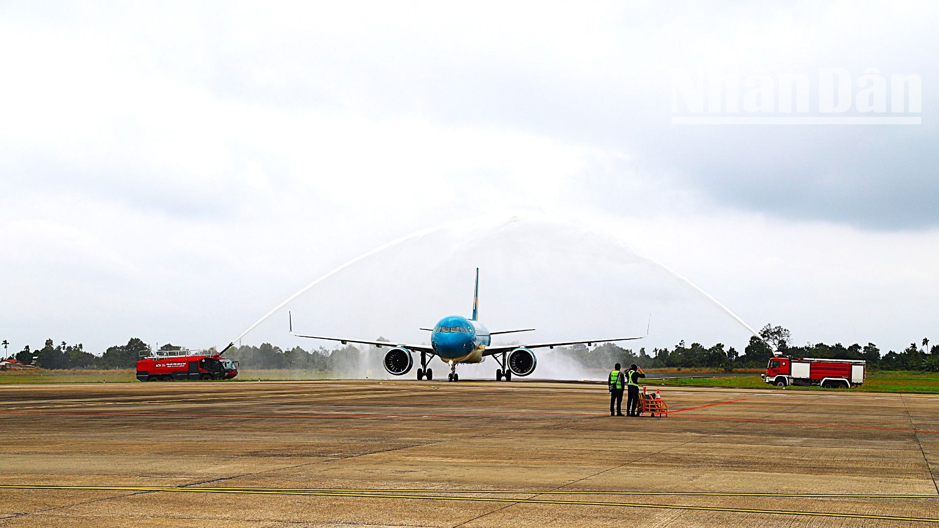 Chiếc máy bay của Hãng hàng không quốc gia Việt Nam Vietnam Airline mang số hiệu VN1603 chở vị khách du lịch thứ 1,5 triệu và đoàn khách du lịch đầu tiên đến tỉnh Đắk Lắk nhân dịp Tết Dương lịch năm 2025. Chiếc máy bay của Hãng hàng không quốc gia Việt Nam Vietnam Airline mang số hiệu VN1603 chở vị khách du lịch thứ 1,5 triệu và đoàn khách du lịch đầu tiên đến tỉnh Đắk Lắk nhân dịp Tết Dương lịch năm 2025.