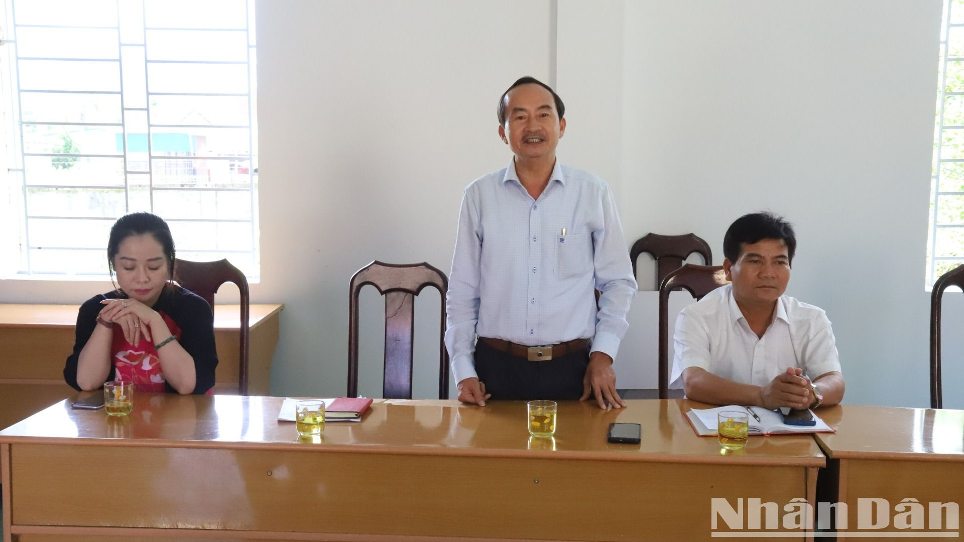 Đồng chí Nguyễn Ngọc Bình, Phó Bí thư Thường trực Huyện ủy M'Drắk, phát biểu tại buổi lễ trao tặng.