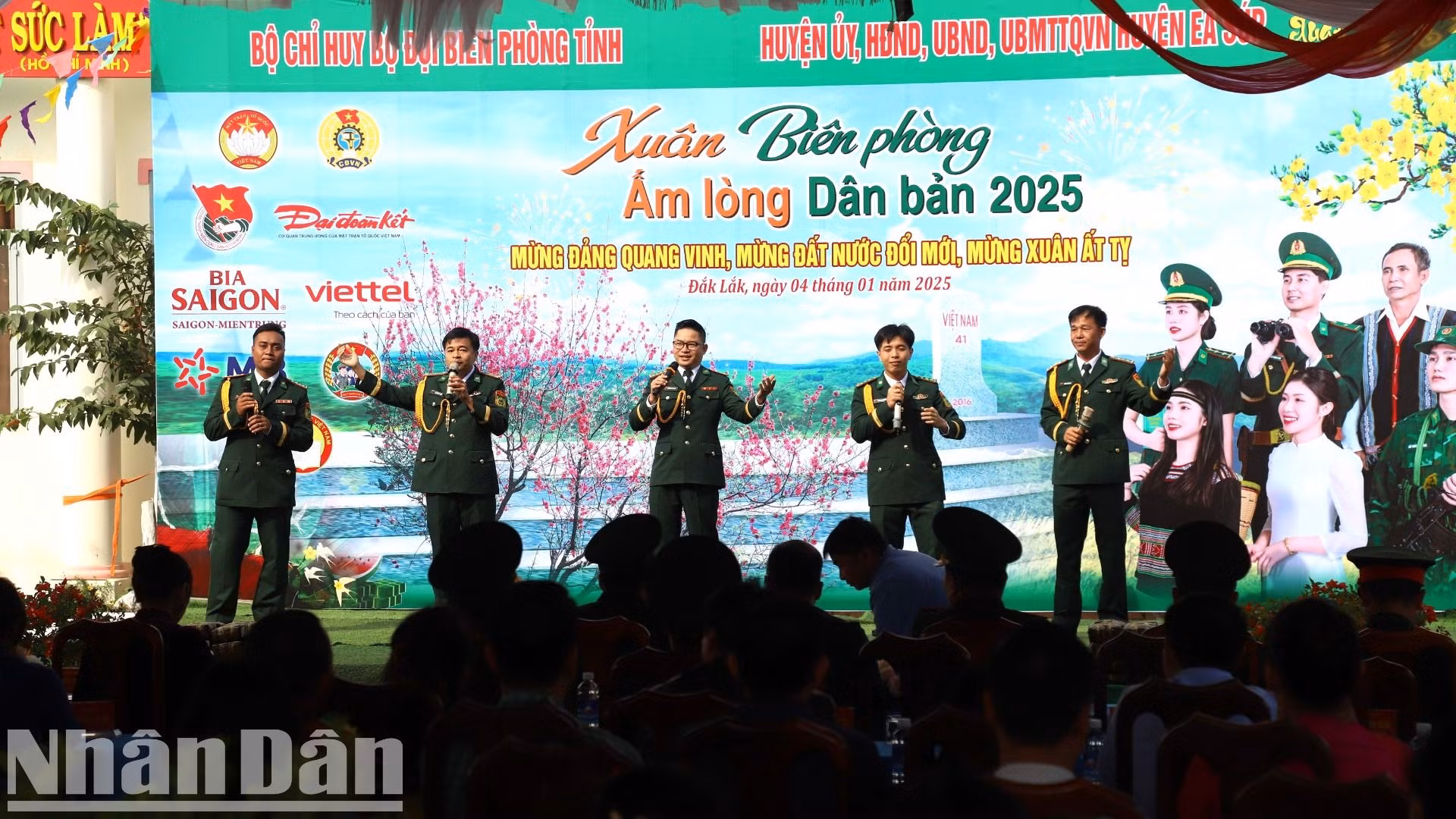 Chương trình văn nghệ phục vụ nhân dân tại chương trình.