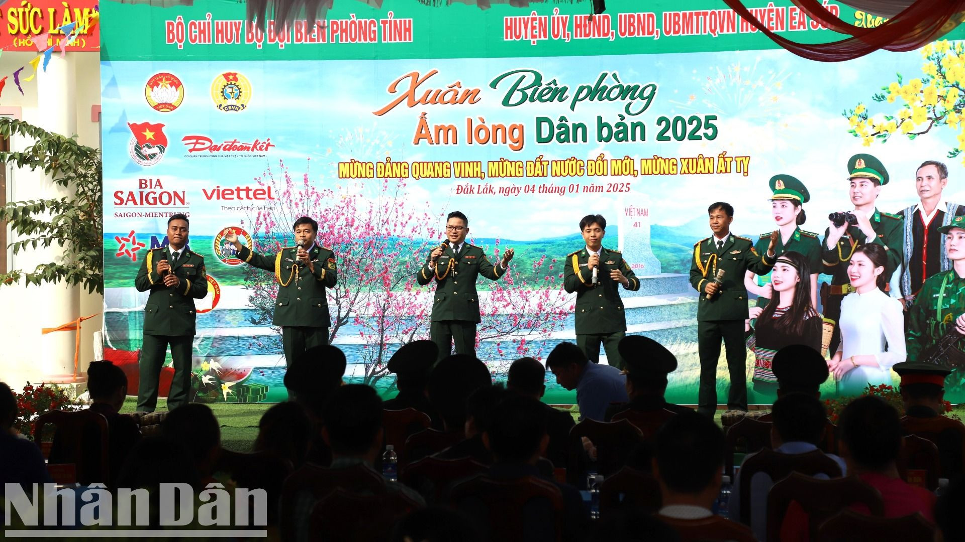 Chương trình văn nghệ phục vụ nhân dân tại chương trình.