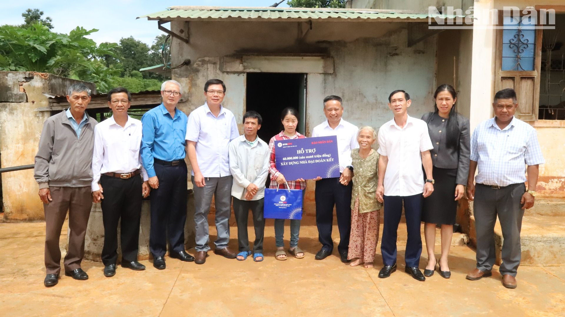 Các đồng chí lãnh đạo Huyện ủy Krông Búk và Đảng ủy xã Tân Lập chứng kiến buổi trao kinh phí xây dựng nhà Đại đoàn kết cho gia đình anh Nguyễn Hữu Dũng và chị Ngô Thị Nhuần.