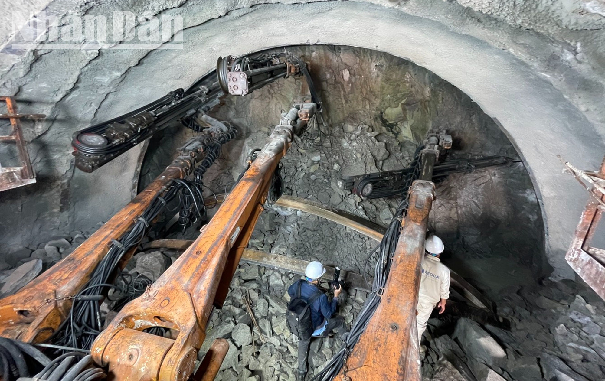 Theo ông Ngô Hữu Khoa, Giám đốc Ban Điều hành gói thầu XL01 Dự án xây dựng đường bộ cao tốc Khánh Hòa-Buôn Ma Thuột, phương pháp mới NATM của Áo đào hầm vừa nhanh, vừa có độ an toàn rất cao hiện nay trên thế giới. Theo ông Ngô Hữu Khoa, Giám đốc Ban Điều hành gói thầu XL01 Dự án xây dựng đường bộ cao tốc Khánh Hòa-Buôn Ma Thuột, phương pháp mới NATM của Áo đào hầm vừa nhanh, vừa có độ an toàn rất cao hiện nay trên thế giới.