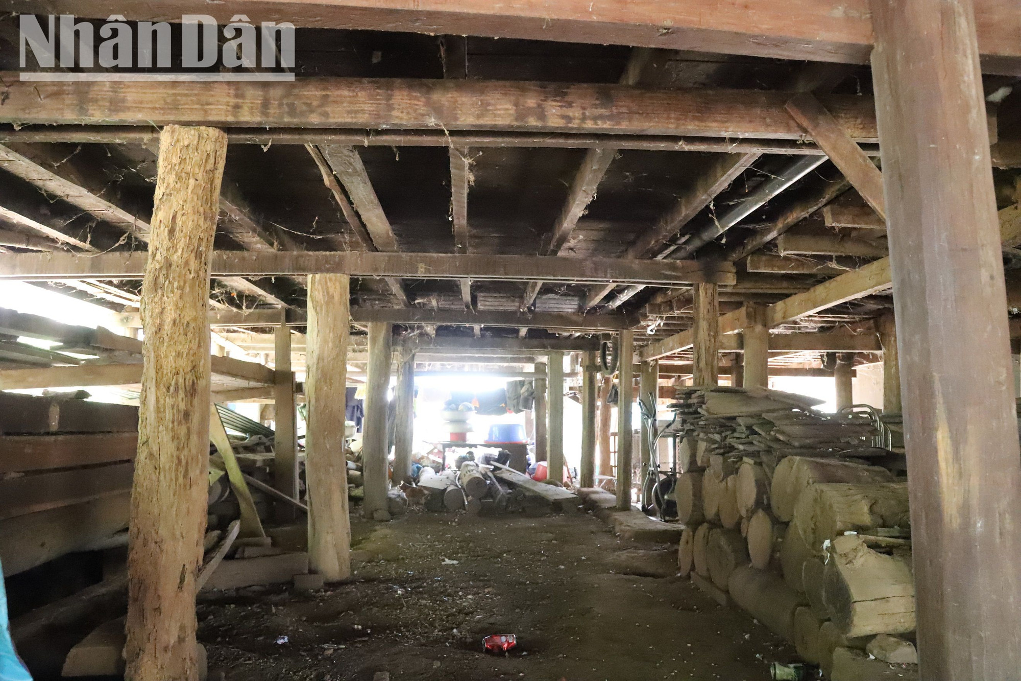 Ngôi nhà sàn cổ có hàng trăm chân trụ đỡ được làm toàn bằng gỗ tốt của rừng Buôn Đôn như gỗ hương, căm xe, cà chít... Ngôi nhà sàn cổ có hàng trăm chân trụ đỡ được làm toàn bằng gỗ tốt của rừng Buôn Đôn như gỗ hương, căm xe, cà chít...