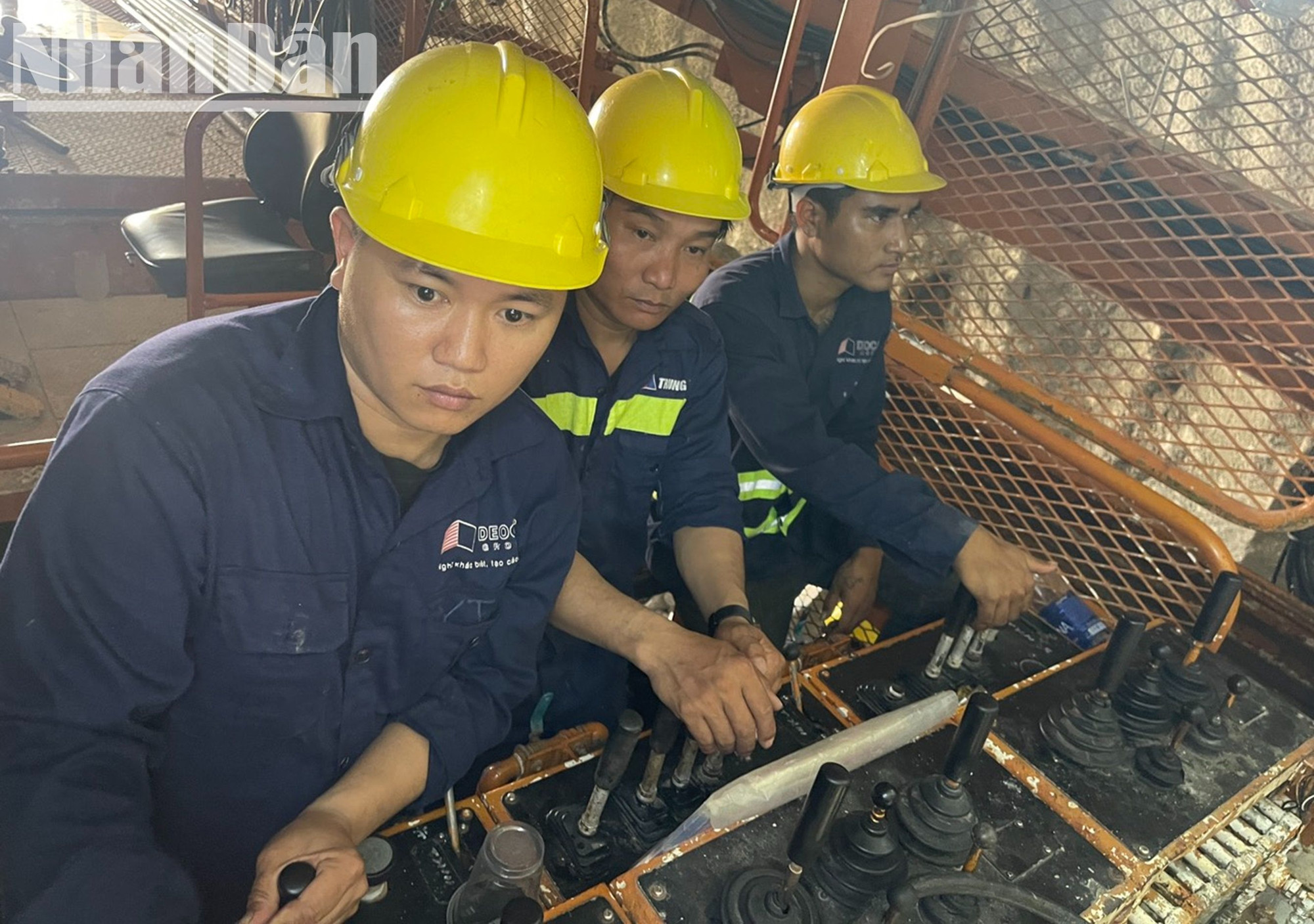 Các kỹ sư đào hầm Phượng Hoàng đều còn rất trẻ và chủ yếu là người Việt Nam. Các kỹ sư đào hầm Phượng Hoàng đều còn rất trẻ và chủ yếu là người Việt Nam.