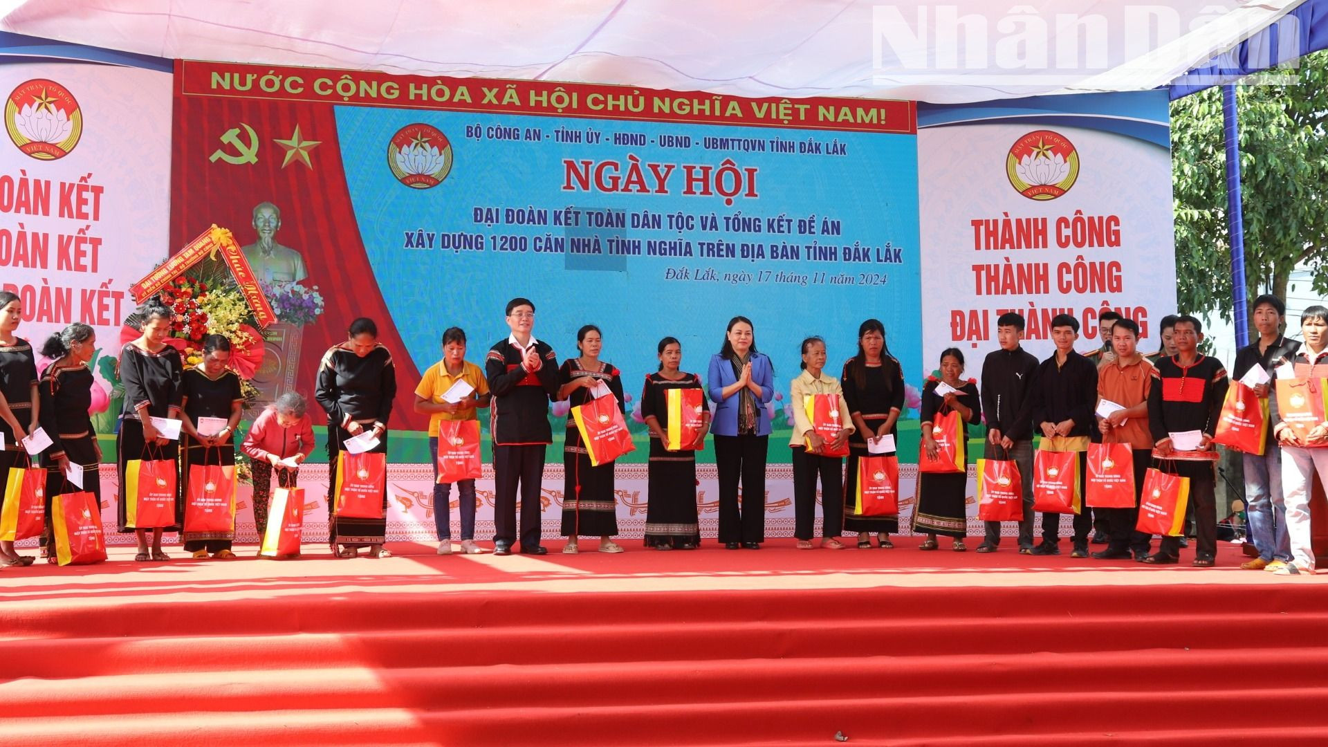 Trao tặng quà của Ủy ban Mặt trận Tổ quốc Việt Nam cho các gia đình đồng bào dân tộc thiểu số có hoàn cảnh khó khăn trên địa bàn huyện Cư Kuin. Trao tặng quà của Ủy ban Mặt trận Tổ quốc Việt Nam cho các gia đình đồng bào dân tộc thiểu số có hoàn cảnh khó khăn trên địa bàn huyện Cư Kuin.