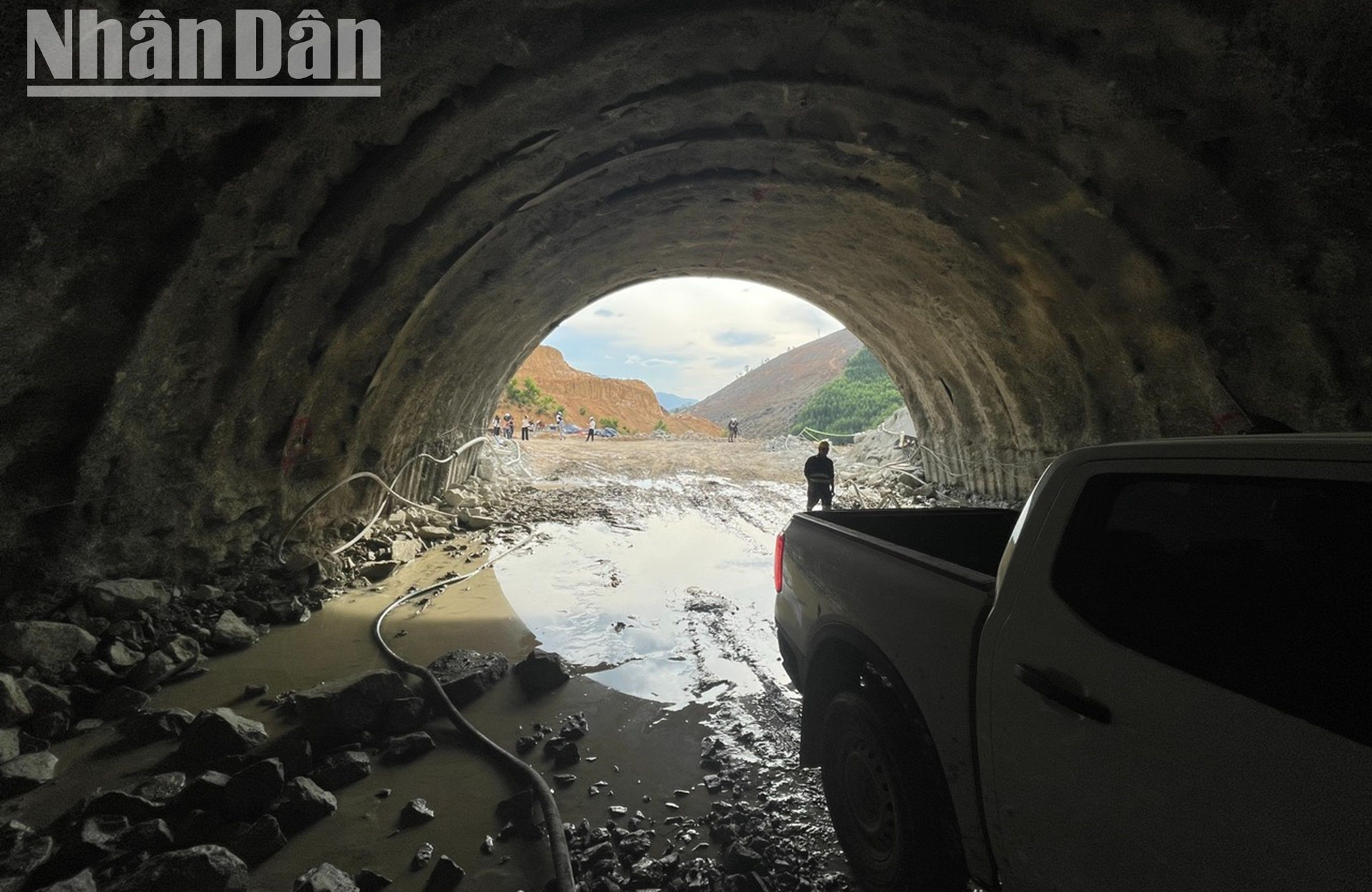 Hầm Phượng Hoàng cao tốc Khánh Hòa-Buôn Ma Thuột nhìn từ trong ra. Hầm Phượng Hoàng cao tốc Khánh Hòa-Buôn Ma Thuột nhìn từ trong ra.