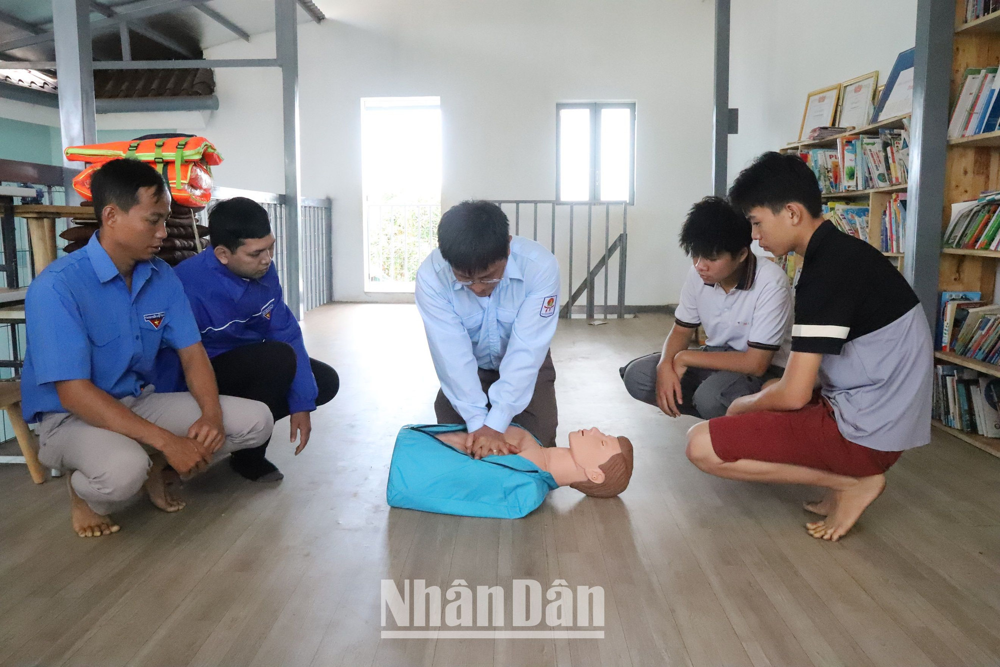 Các em học sinh còn được thầy giáo Mai Văn Chuyền hướng dẫn kỹ năng xử lý khi gặp trường hợp bị đuối nước.