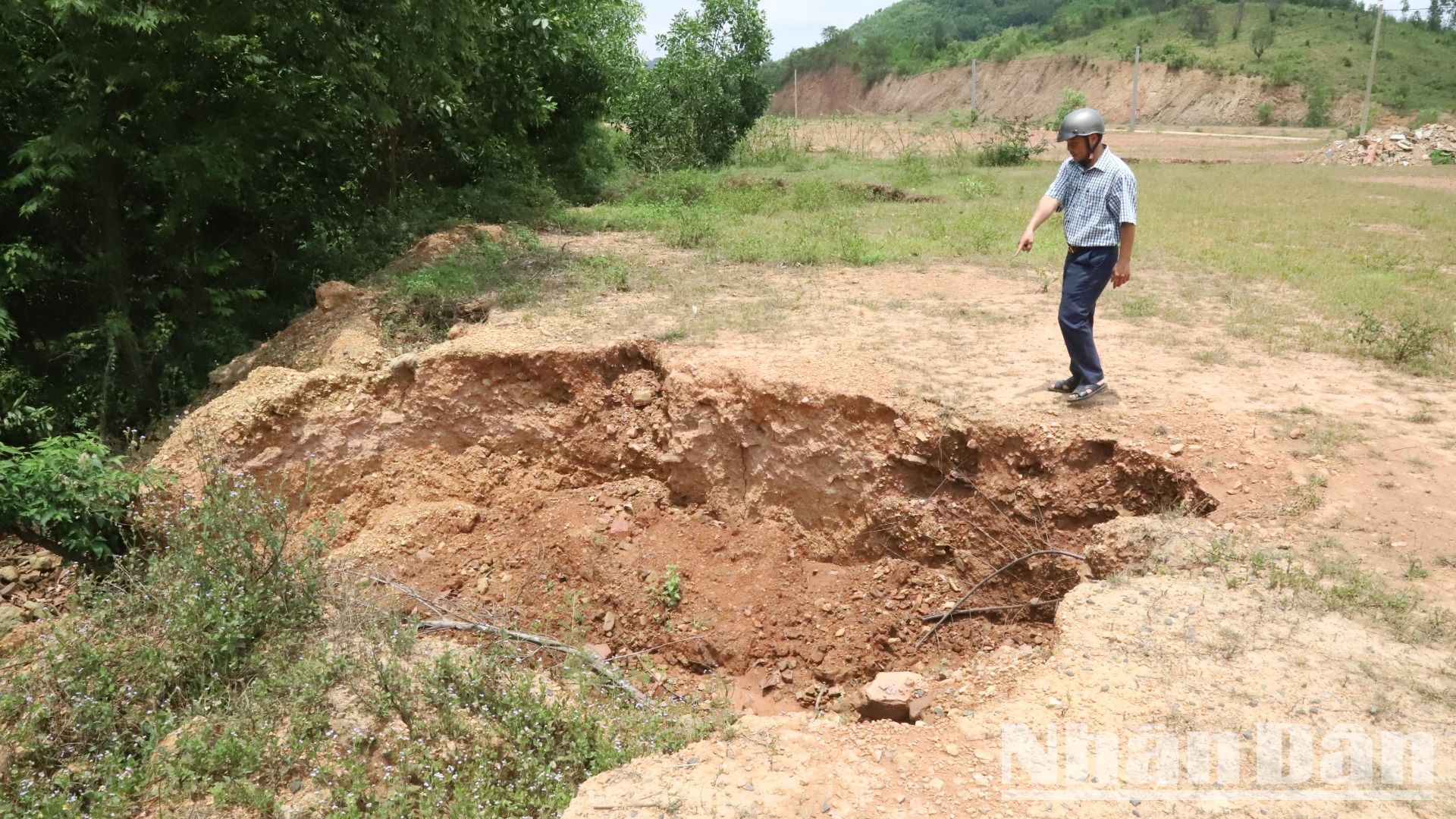 Nhiều khu vực phía ta-luy âm tại Dự án định canh, định cư xã Ea Yiêng bị sạt lở. Nhiều khu vực phía ta-luy âm tại Dự án định canh, định cư xã Ea Yiêng bị sạt lở.