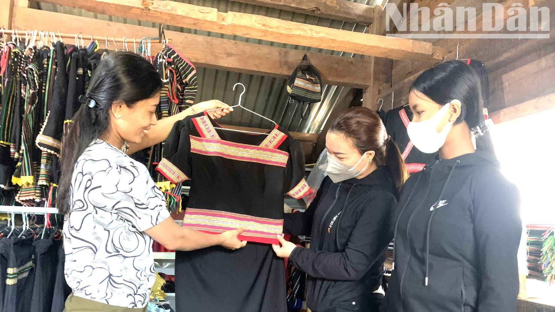 Bà con dân tộc thiểu số ở huyện Cư M'gar bảo tồn nghề dệt thổ cẩm.