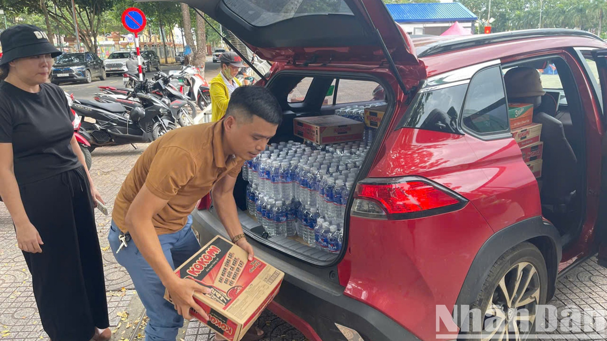 Người nhiều chở cả xe ô-tô nhu yếu phẩm đến ủng hộ đồng bào vùng lũ lụt phía bắc.