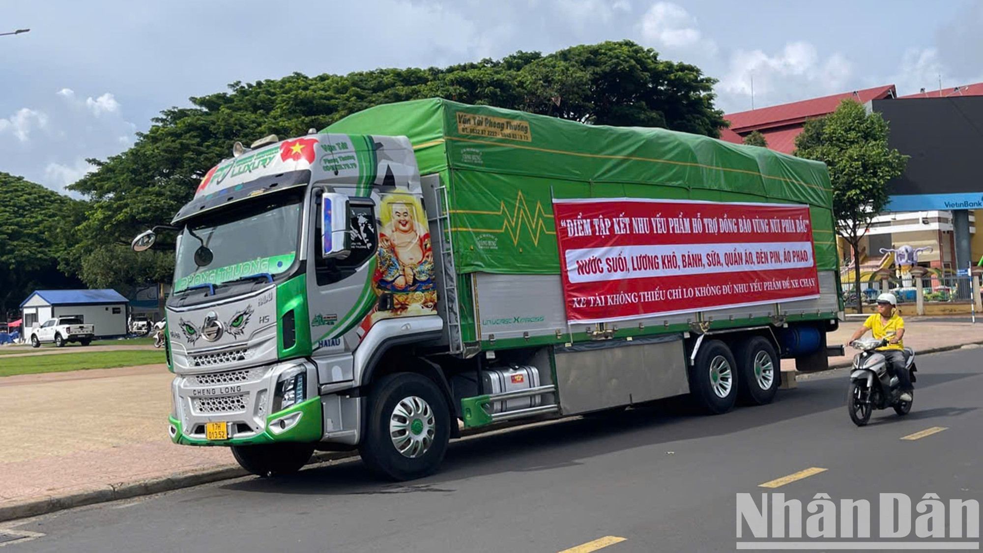 Chỉ riêng ngày 10/9, người dân thành phố Buôn Ma Thuột đã ủng hộ nhu yếu phẩm đầy 2 xe tải loại 18 tấn để sẵn sàng lên đường vận chuyển ra ủng hộ đồng bào phía bắc khắc phục hậu quả mưa lũ.