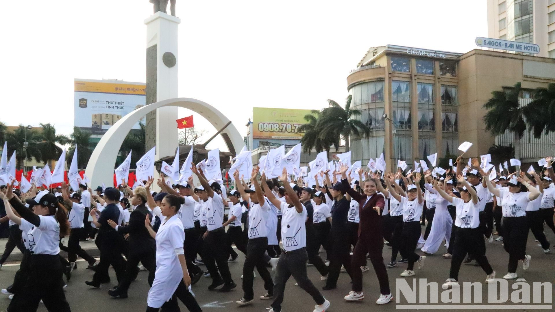 Lễ hội đường phố thu hút hàng nghìn nghệ sĩ, diễn viên, ca sĩ, người mẫu, các đại sứ truyền thông của Lễ hội, các Hoa hậu, Đoàn nghệ thuật các nước, người lao động tham gia.