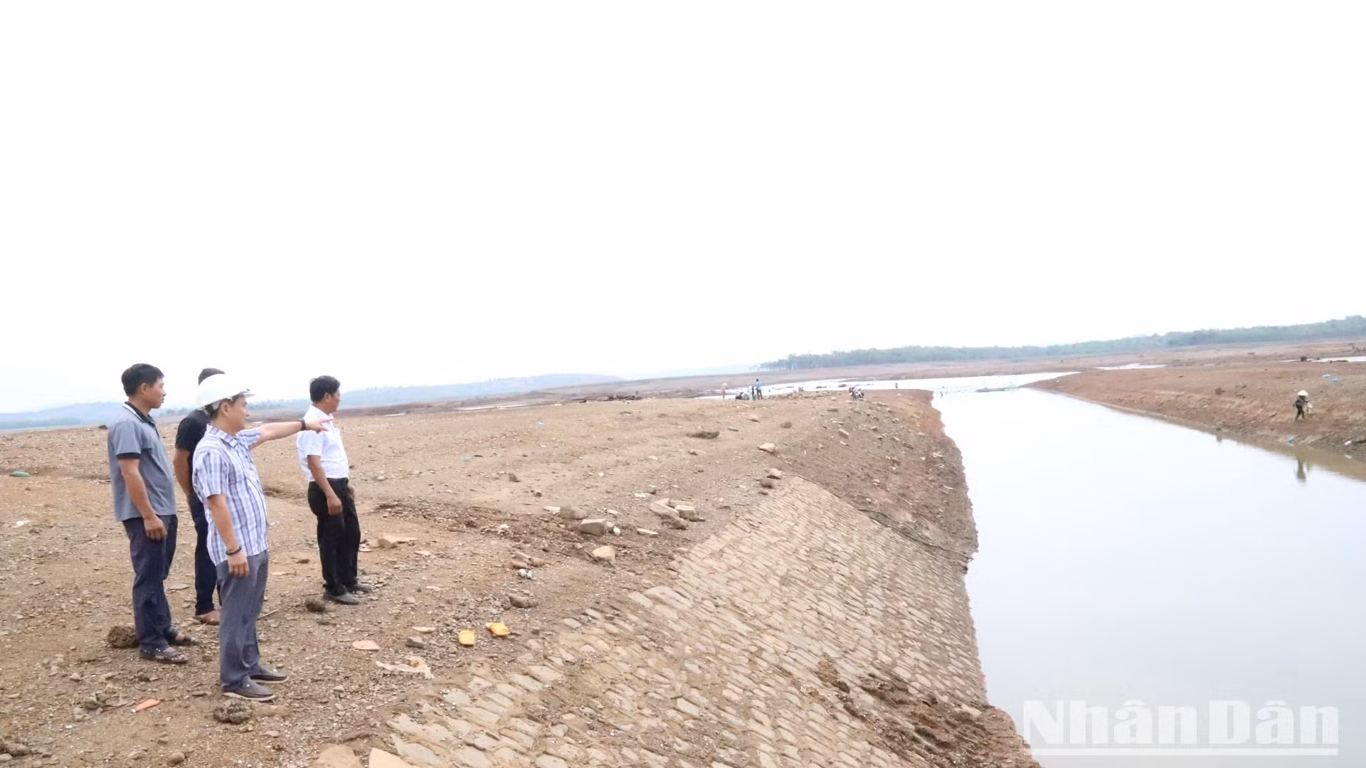 Hiện nay Công ty trách nhiệm hữu hạn một thành viên Quản lý công trình thủy lợi Đắk Lắk tiếp tục khai thác trữ lượng nước còn lại trong lòng hồ để chống hạn cho cây trồng trên địa bàn.