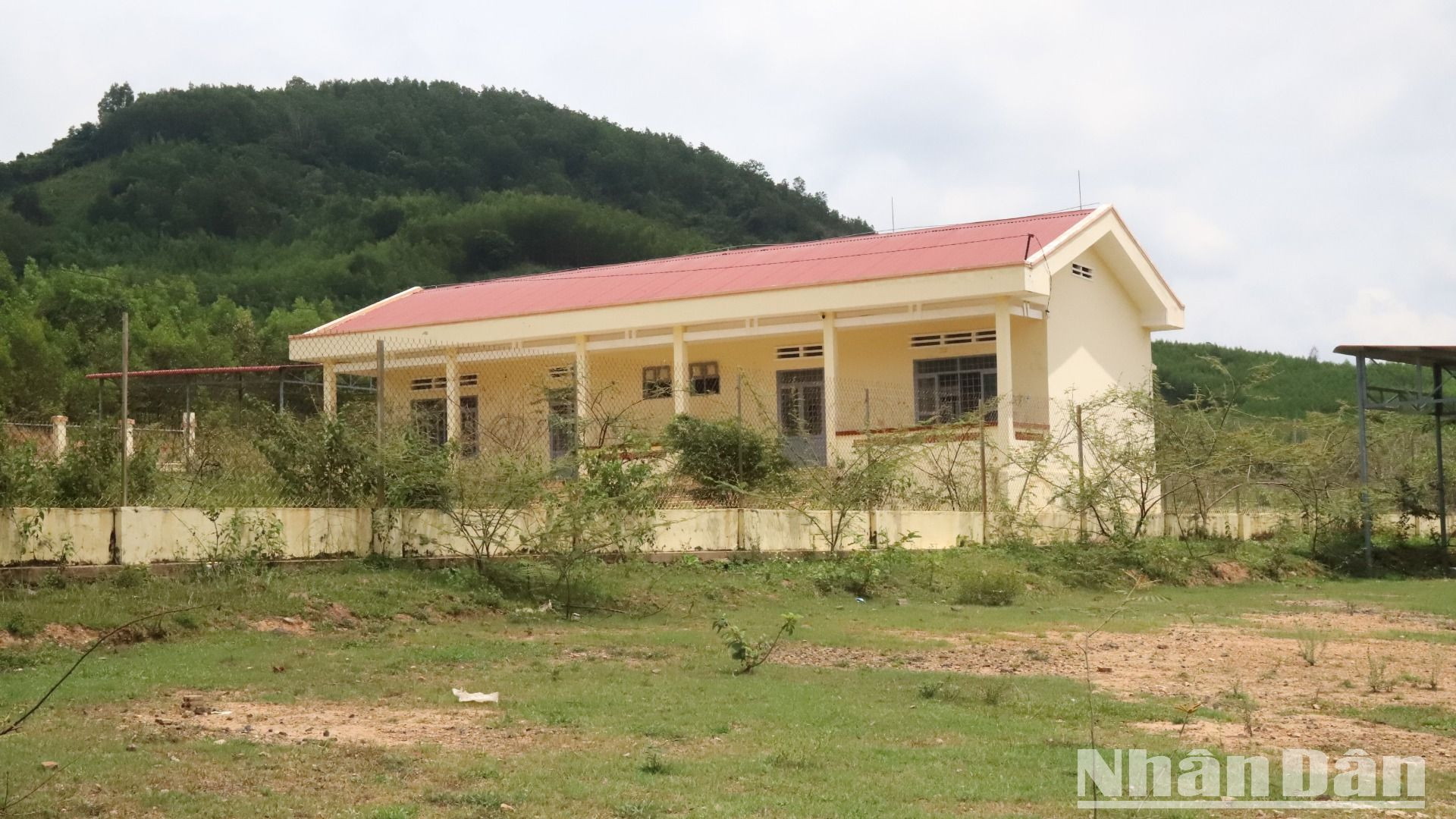 Các phòng học mầm non tại Dự án định canh, định cư xã Ea Yiêng được xây dựng khang trang nhưng bị bỏ hoang 3 năm nay. Các phòng học mầm non tại Dự án định canh, định cư xã Ea Yiêng được xây dựng khang trang nhưng bị bỏ hoang 3 năm nay.