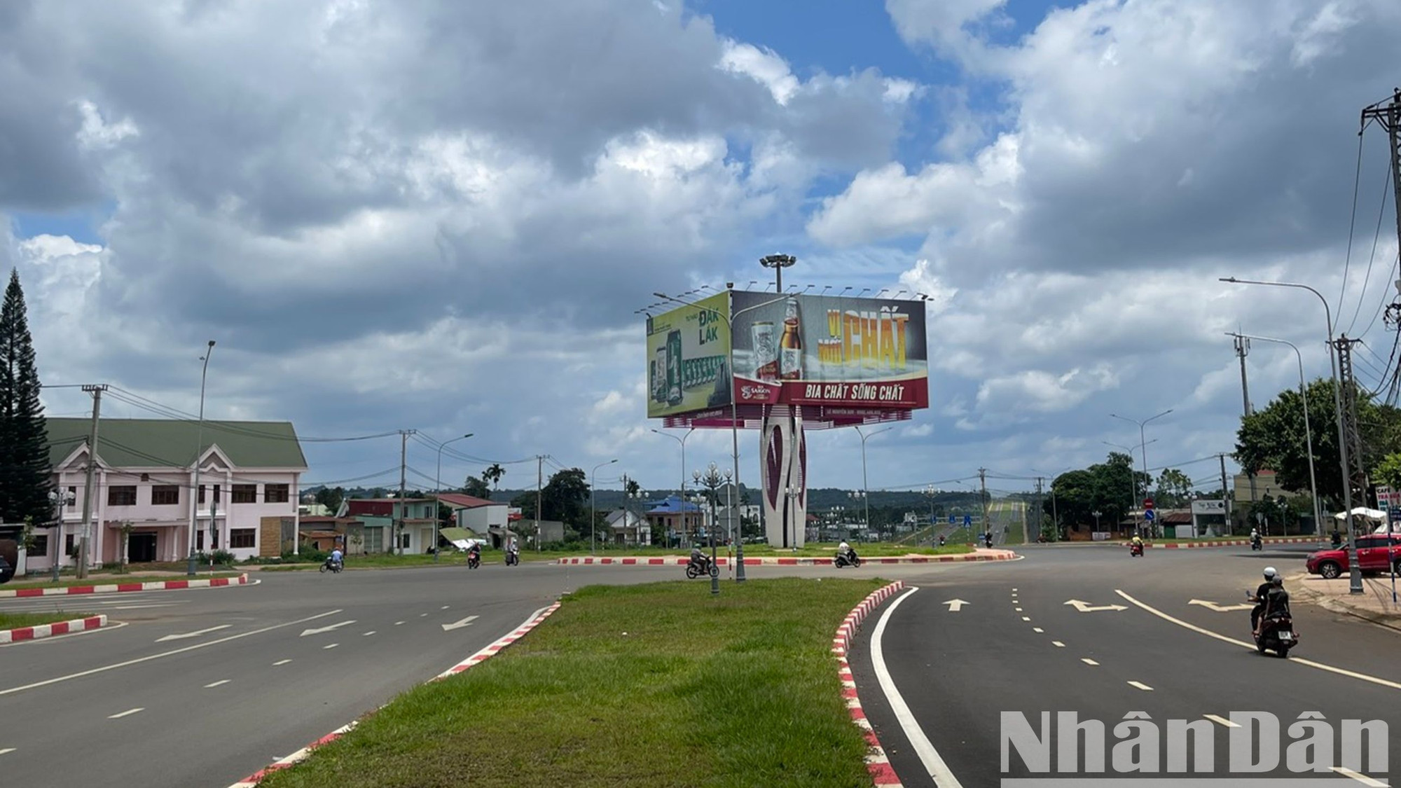 Đường Đam San nối liền từ Cảng hàng không Buôn Ma Thuột với đường Võ Nguyên Giáp dẫn vào trung tâm thành phố Buôn Ma Thuột, tạo mối giao thông liên hoàn ở phía Đông thành phố Buôn Ma Thuột.