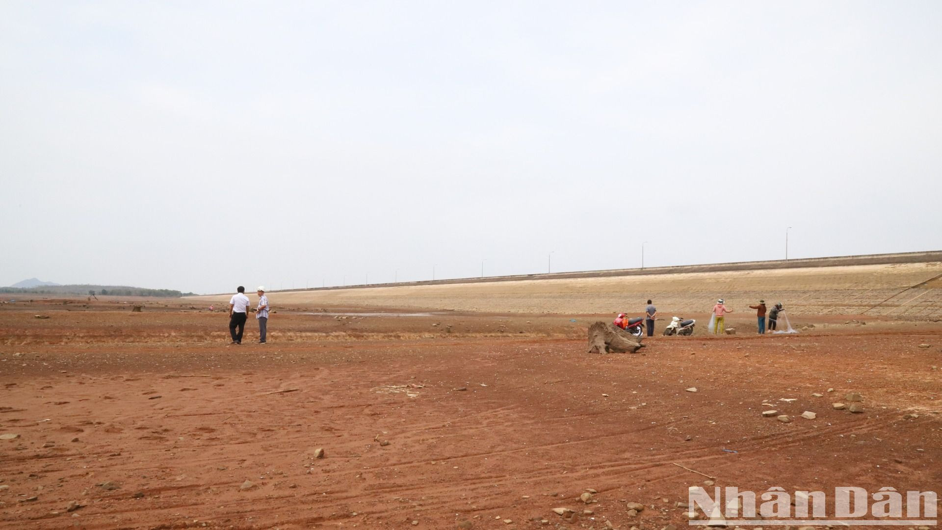 Công trình được xây dựng hoàn thành và đưa vào sử dụng hơn 20 năm nay nên lòng hồ ít nhiều bị bồi lấp theo thời gian.