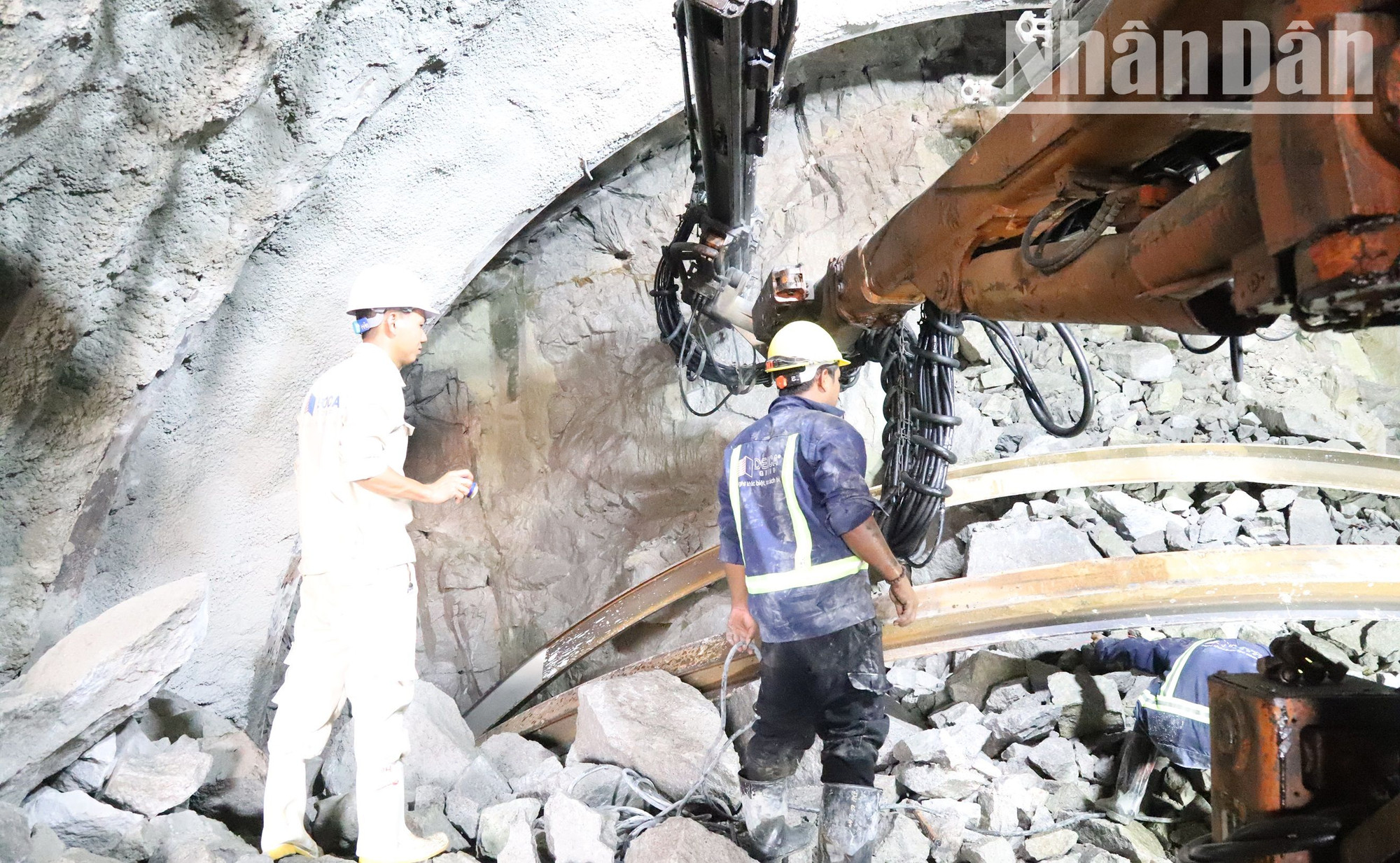 Các kỹ sư làm việc trong đường hầm Phượng Hoàng. Các kỹ sư làm việc trong đường hầm Phượng Hoàng.