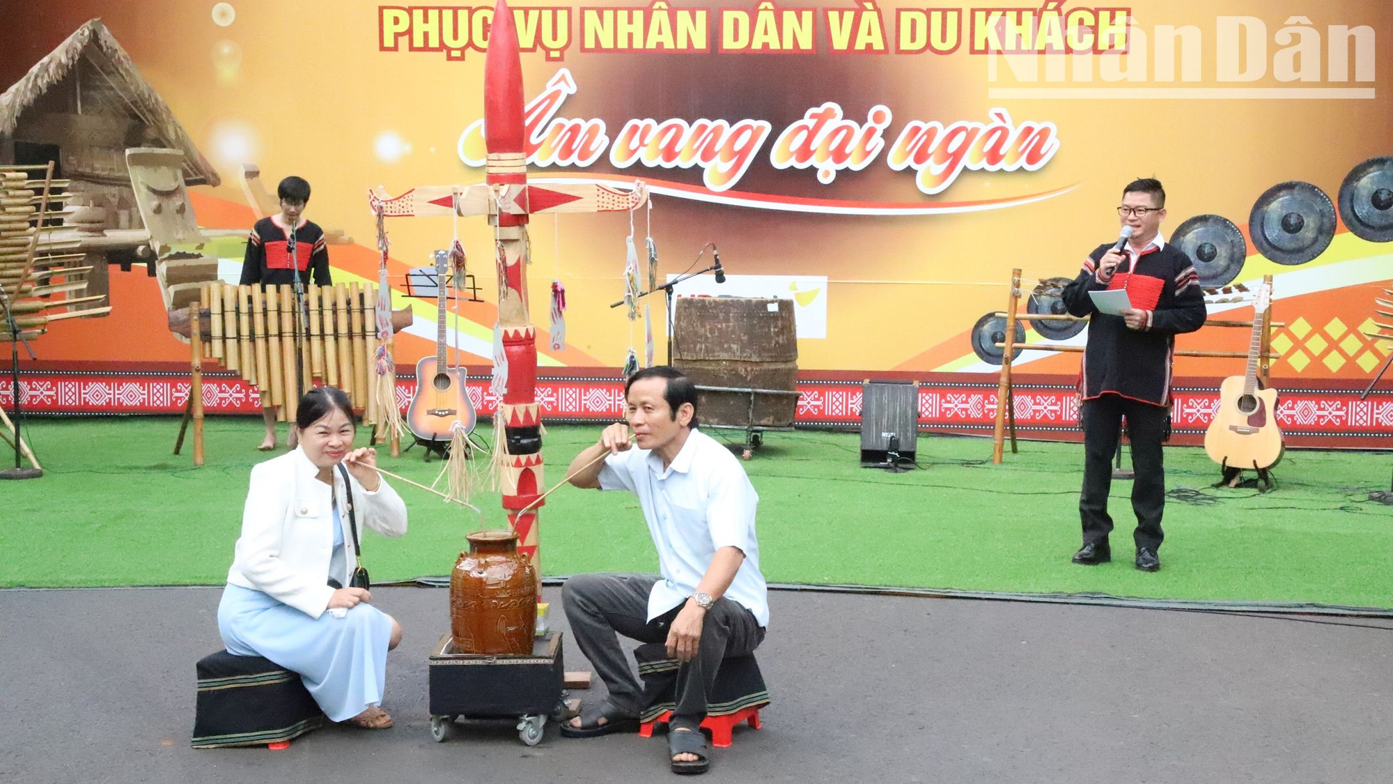 Du khách uống rượu cần và giao lưu tại chương trình.