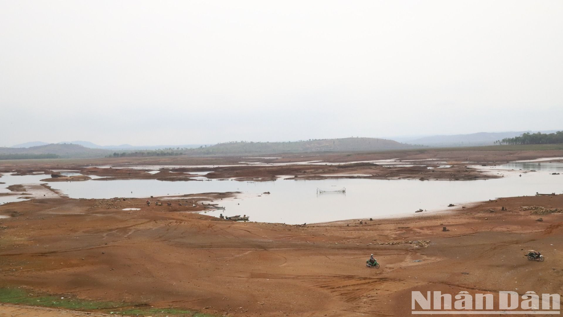 Tuy nhiên, do công trình được xây dựng và đưa vào sử dụng hơn 20 năm nay nên một phần lòng hồ bị bồi lấp, một phần thời tiết năm nay nắng nóng gay gắt kéo dài khiến hồ đã cạn trơ đáy.