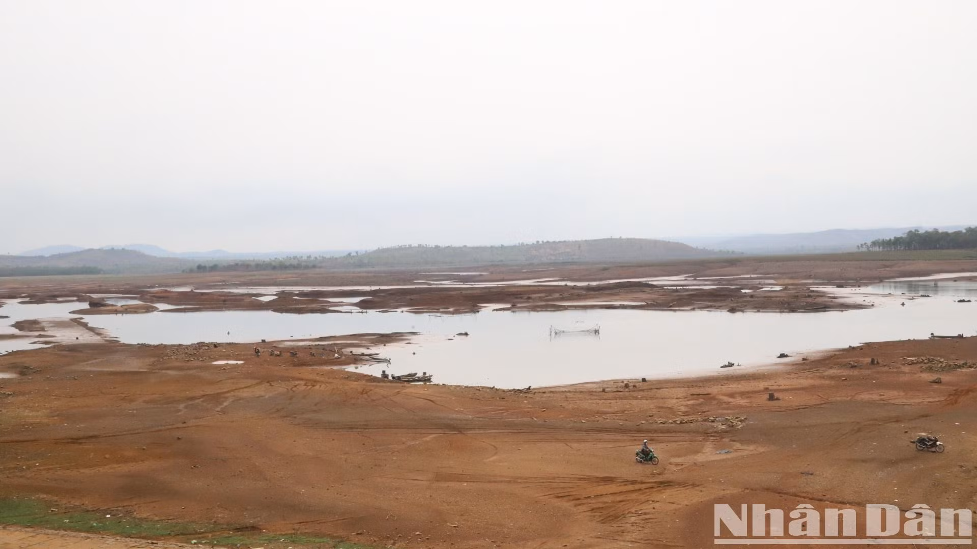 Tuy nhiên, do công trình được xây dựng và đưa vào sử dụng hơn 20 năm nay nên một phần lòng hồ bị bồi lấp, một phần thời tiết năm nay nắng nóng gay gắt kéo dài khiến hồ đã cạn trơ đáy.